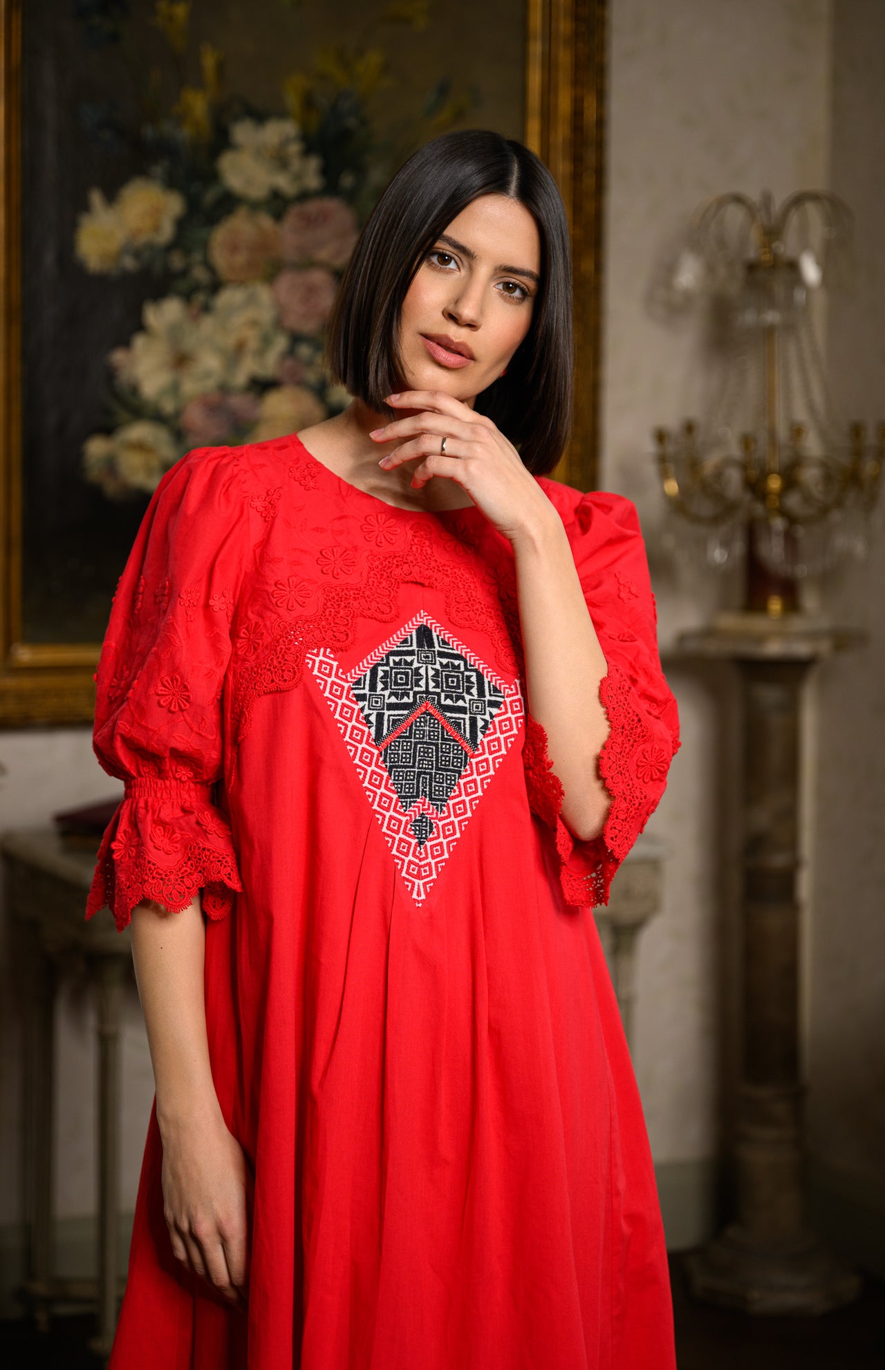 Rochia lungă roșie din batist cu jacquard etnic și broderie tridimensională