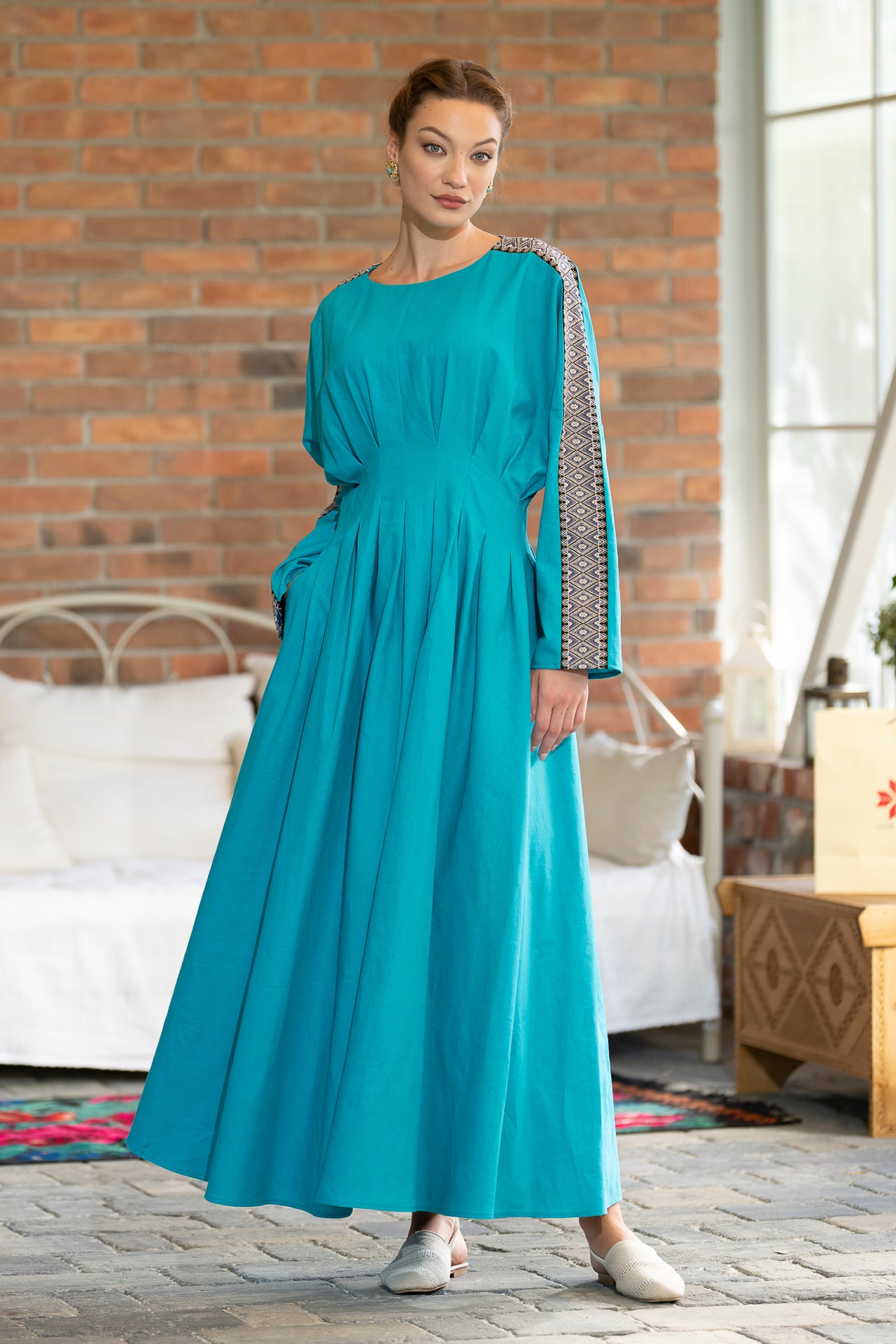 Rochia modernă din in turcoaz cu pense cusute manual și jacquard etnic