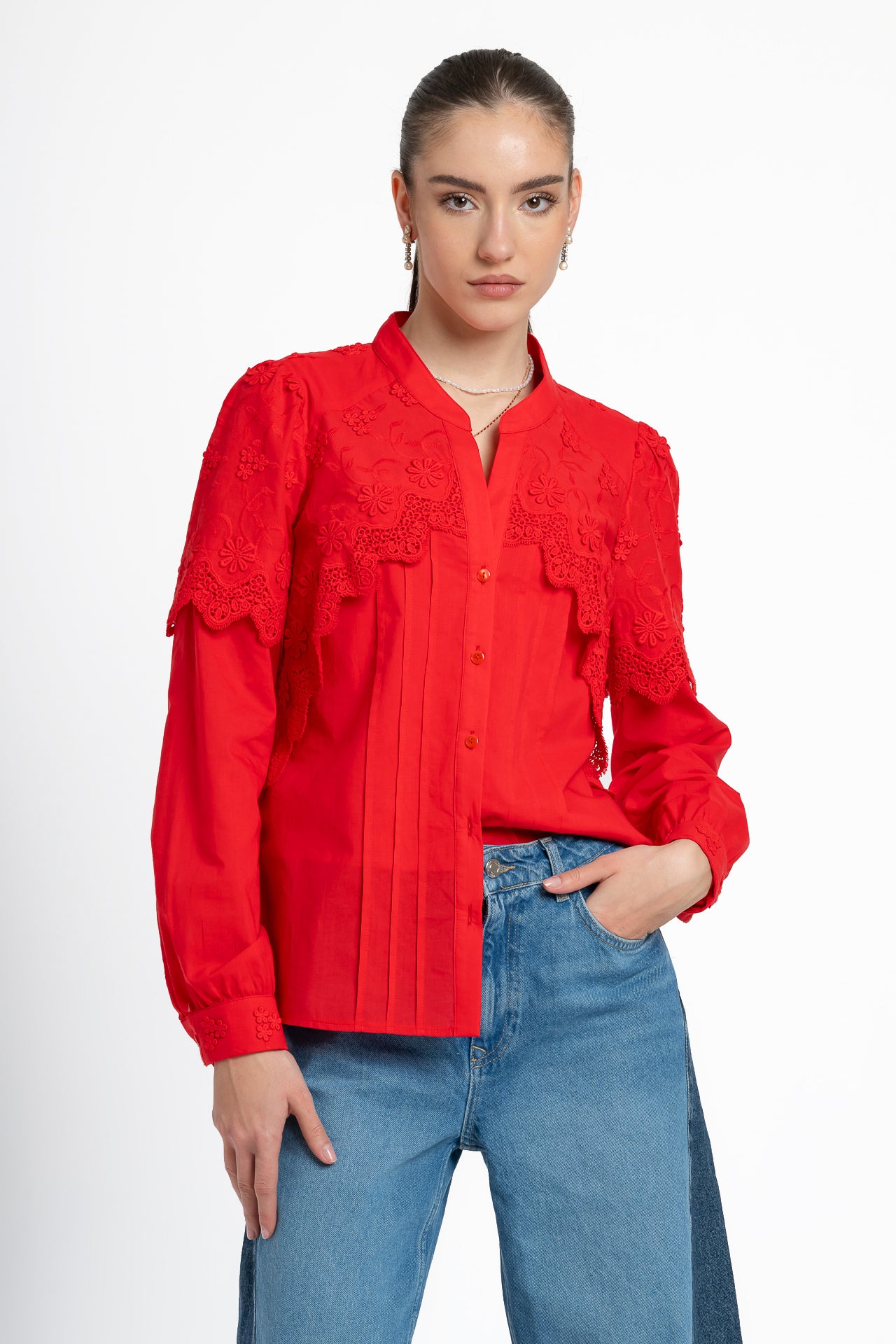 Cămașa roșie din batist de bumbac și broderie tridimensională