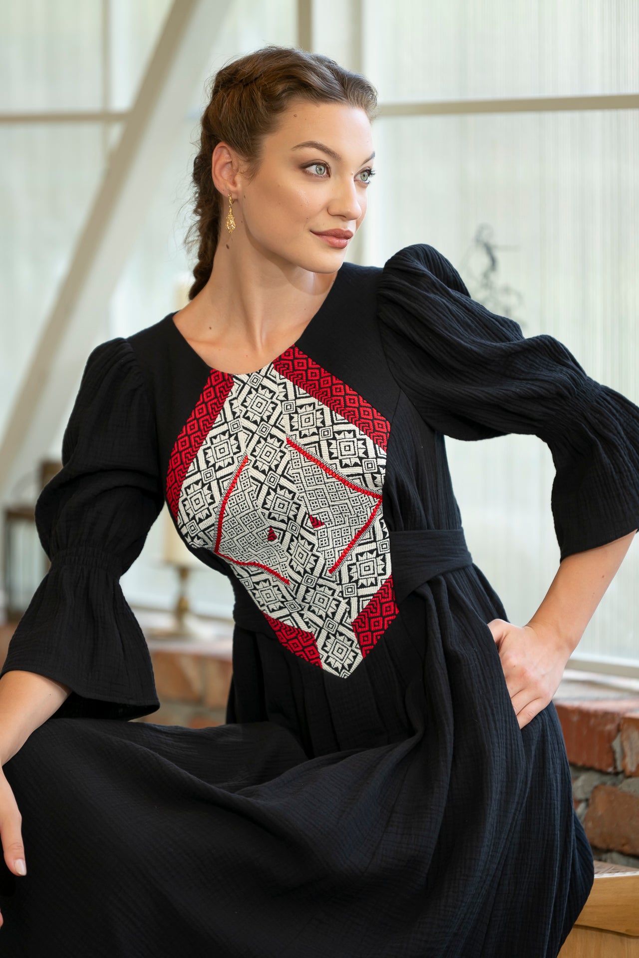 Rochia etno din muselină neagră și corset românesc din jacquard tradițional