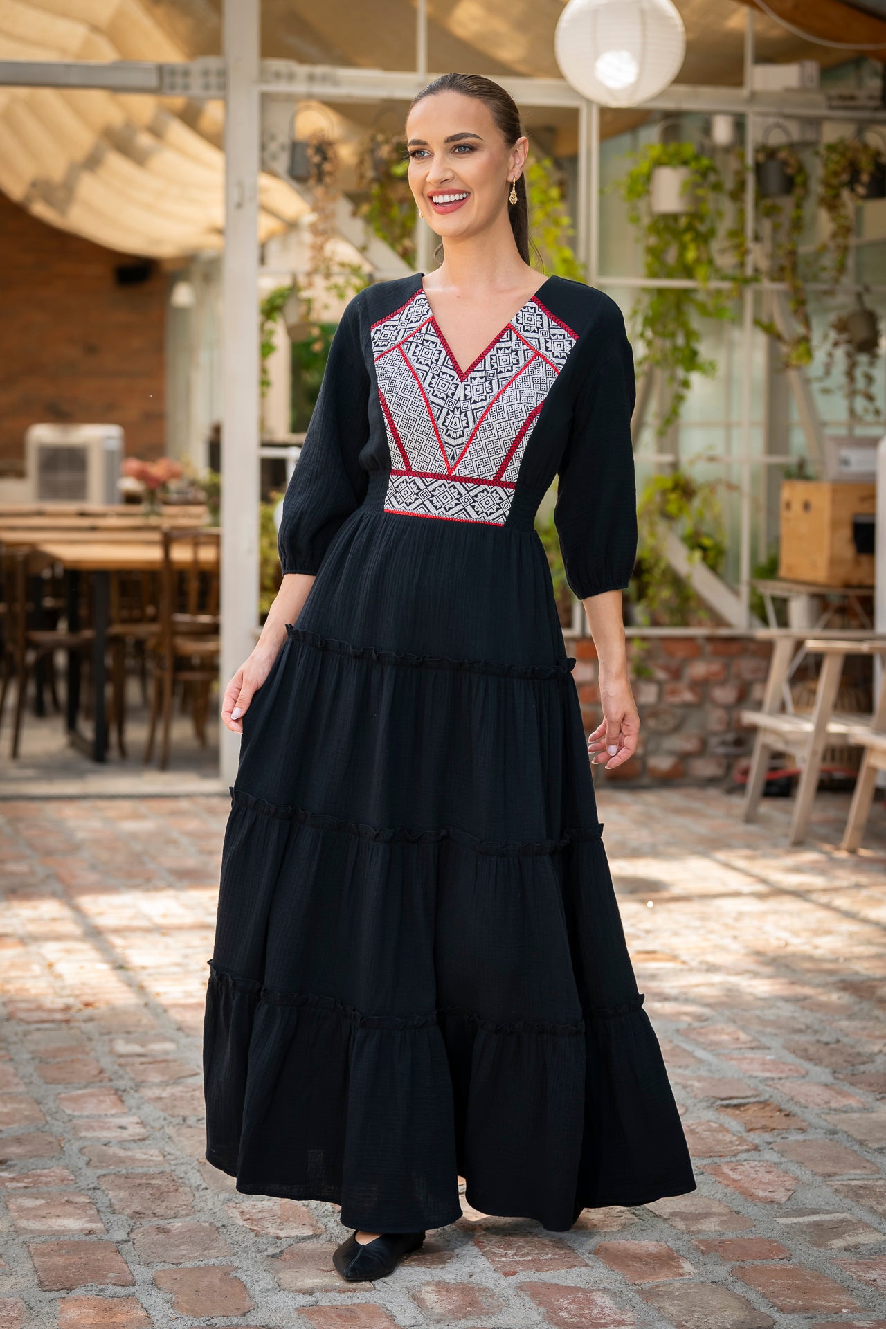 Rochia neagră din pânză topită cu jacquard etnic țesut Elena