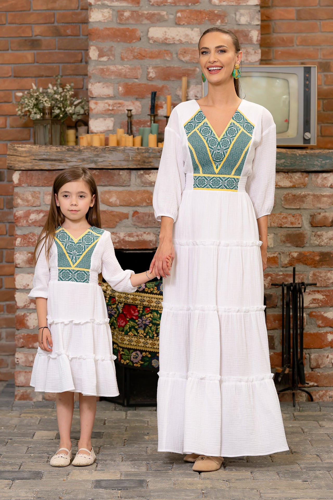 Rochița Viviana pentru fetițe din pânză topită albă cu jacquard etnic țesut cu motive tradiționale