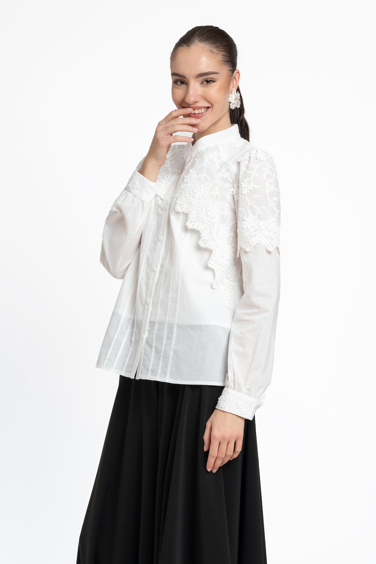 Cămașa albă din batist de bumbac și broderie tridimensională