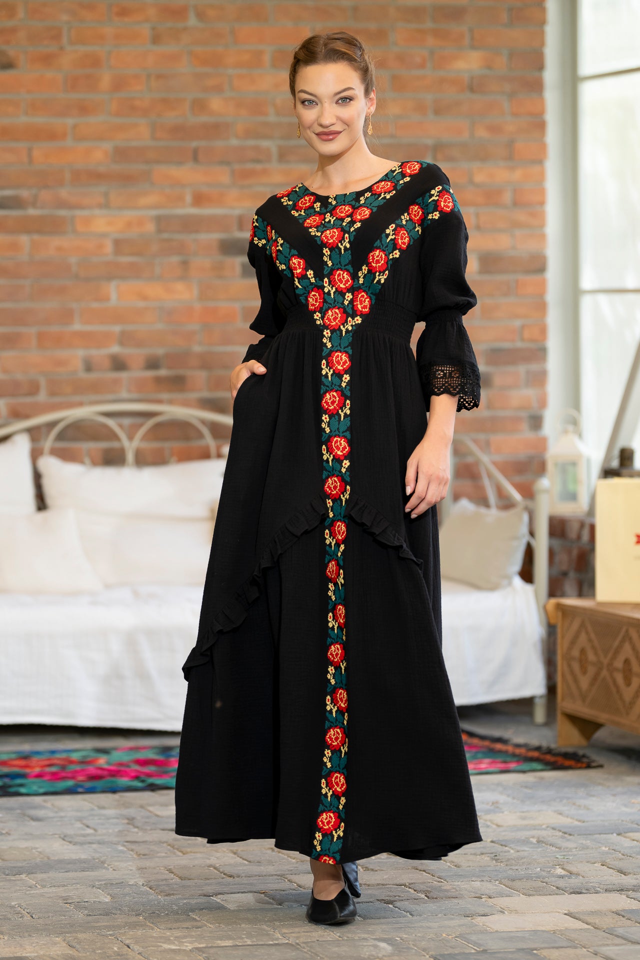 Rochia lungă Pomul Vieții neagră cu flori țesute și dantelă tradițională