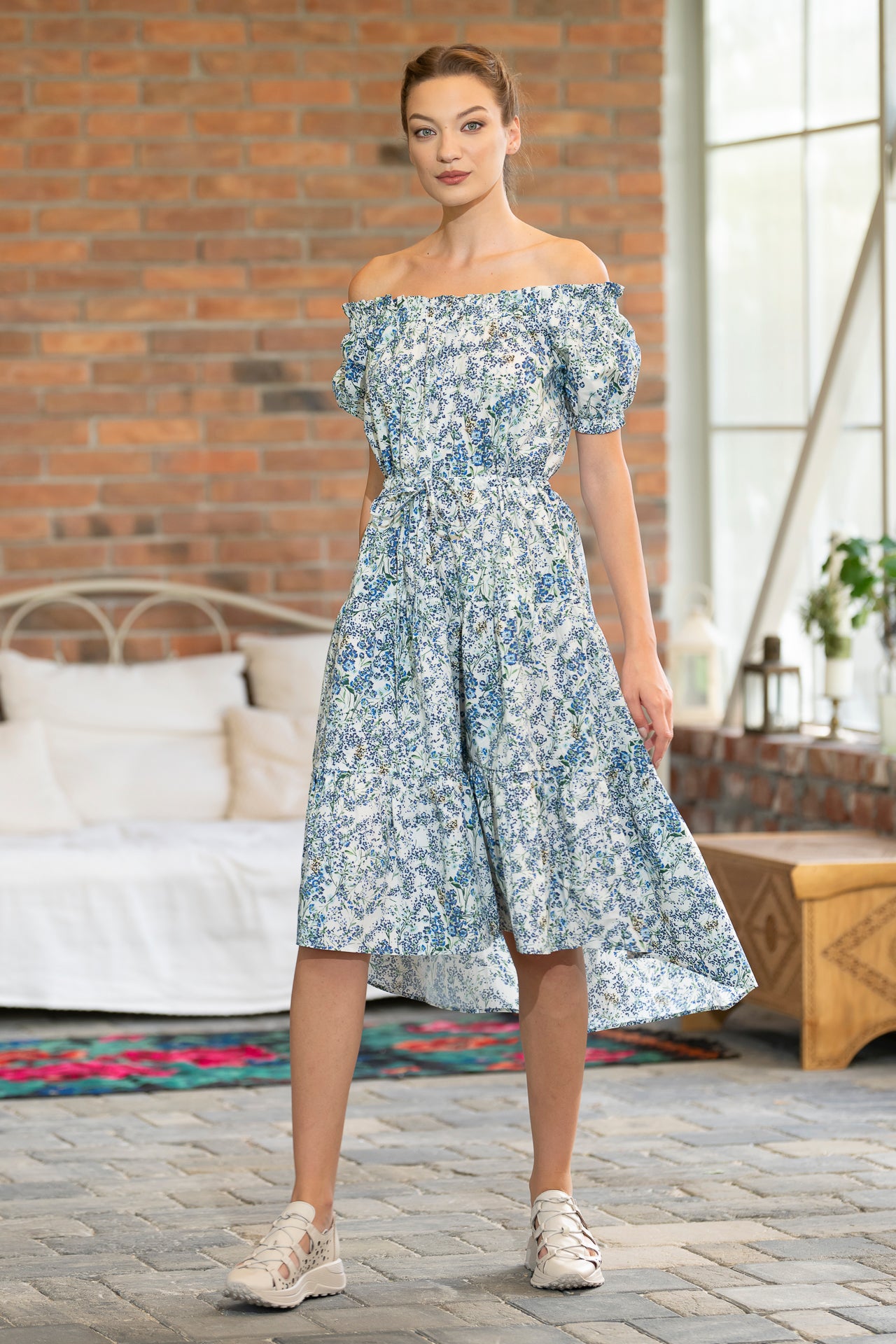 Rochia albă cu flori albastre din bumbac imprimat digital