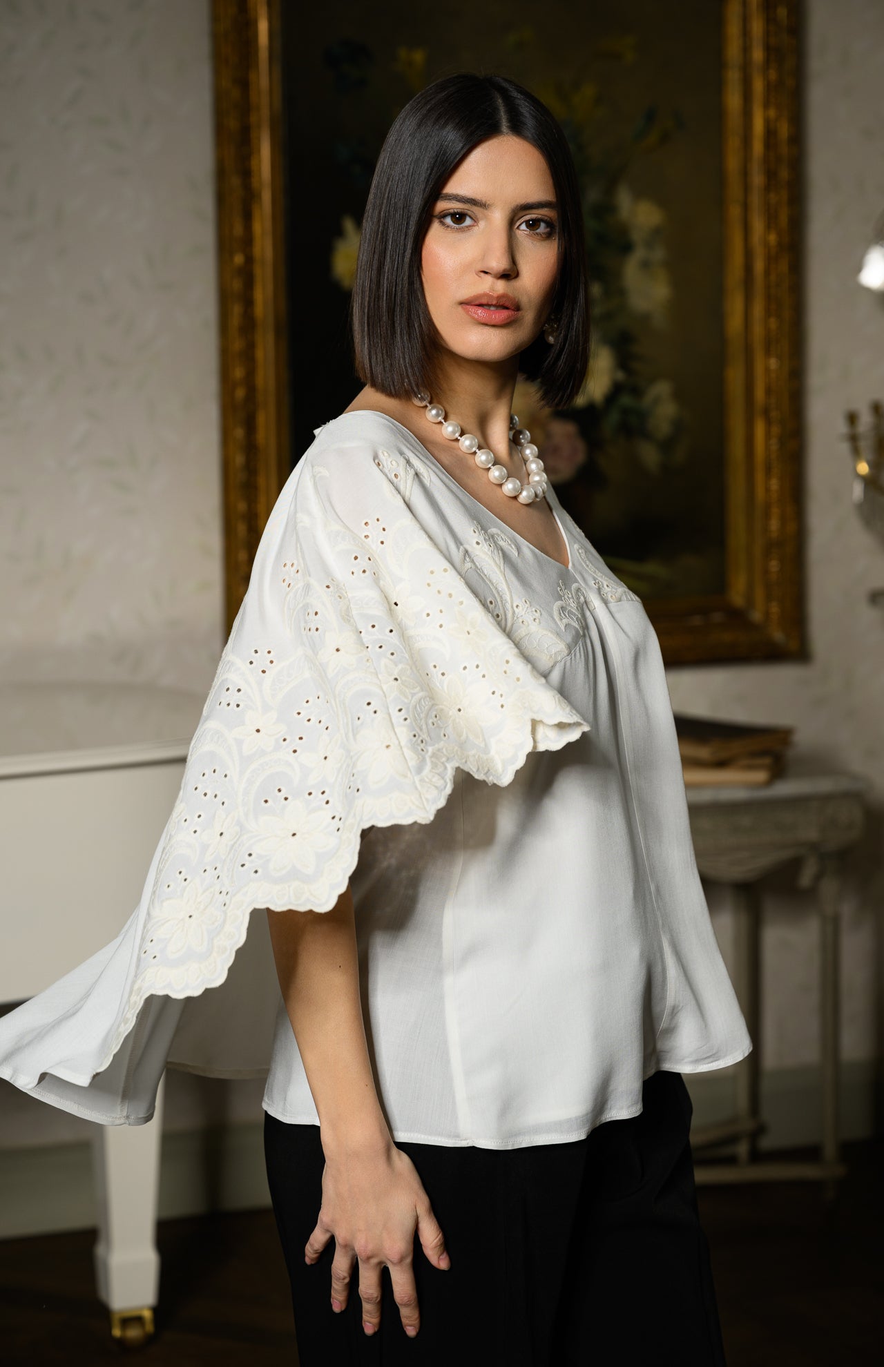 Bluză albă stil capă cu broderie florală