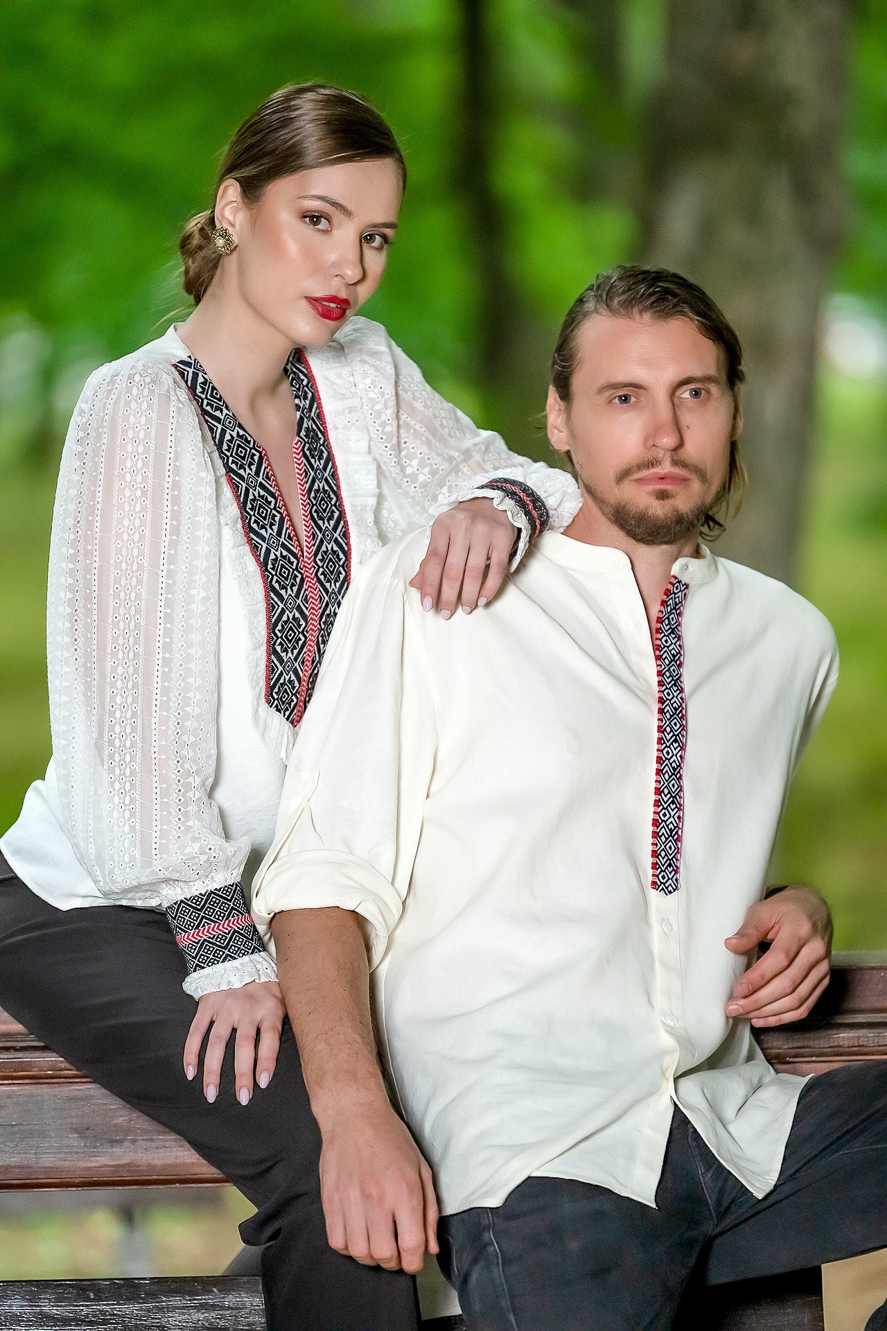 Camasa alba pentru barbati cu jacquard rosu si negru