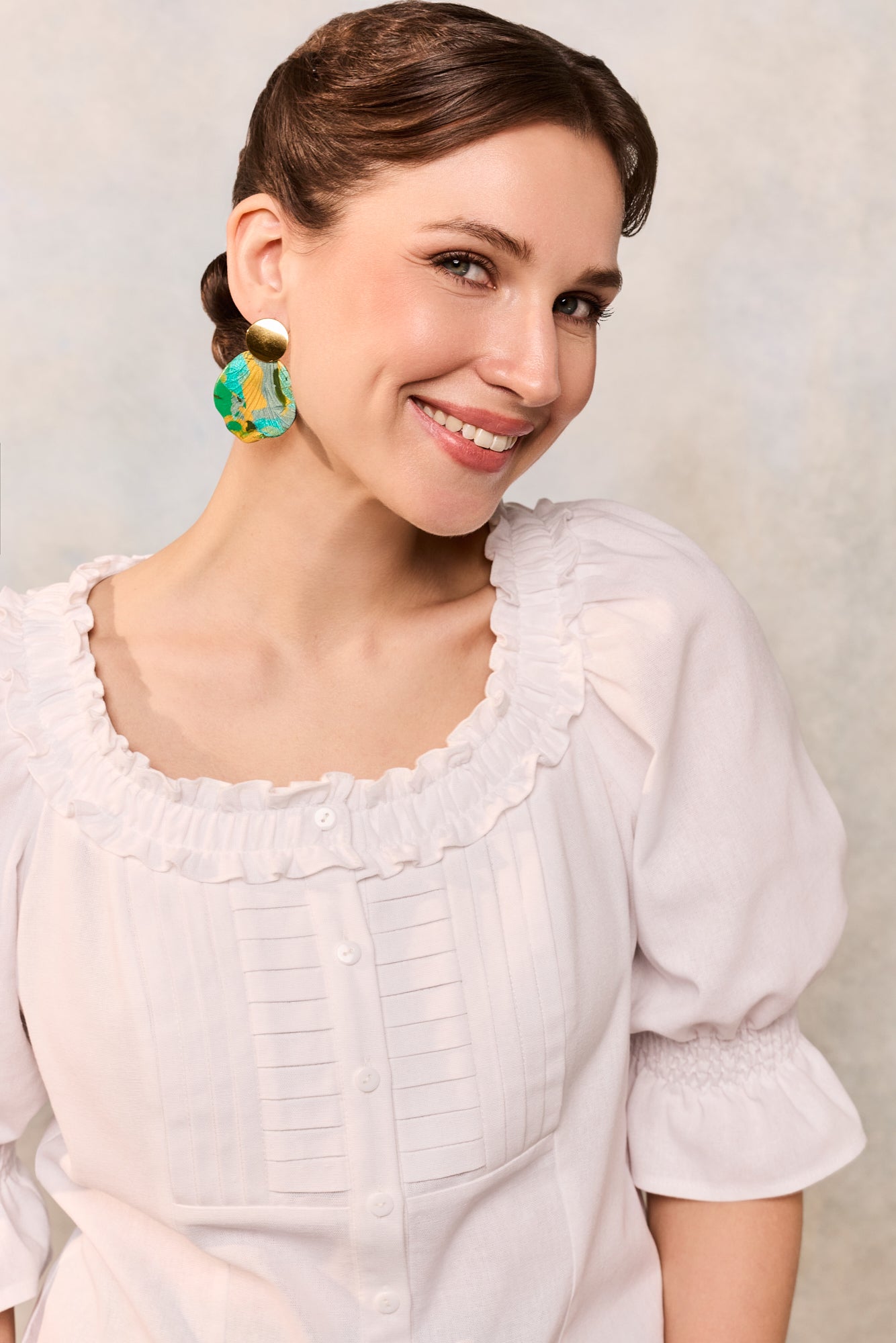 Cămașa albă din in cu detalii cusute manual