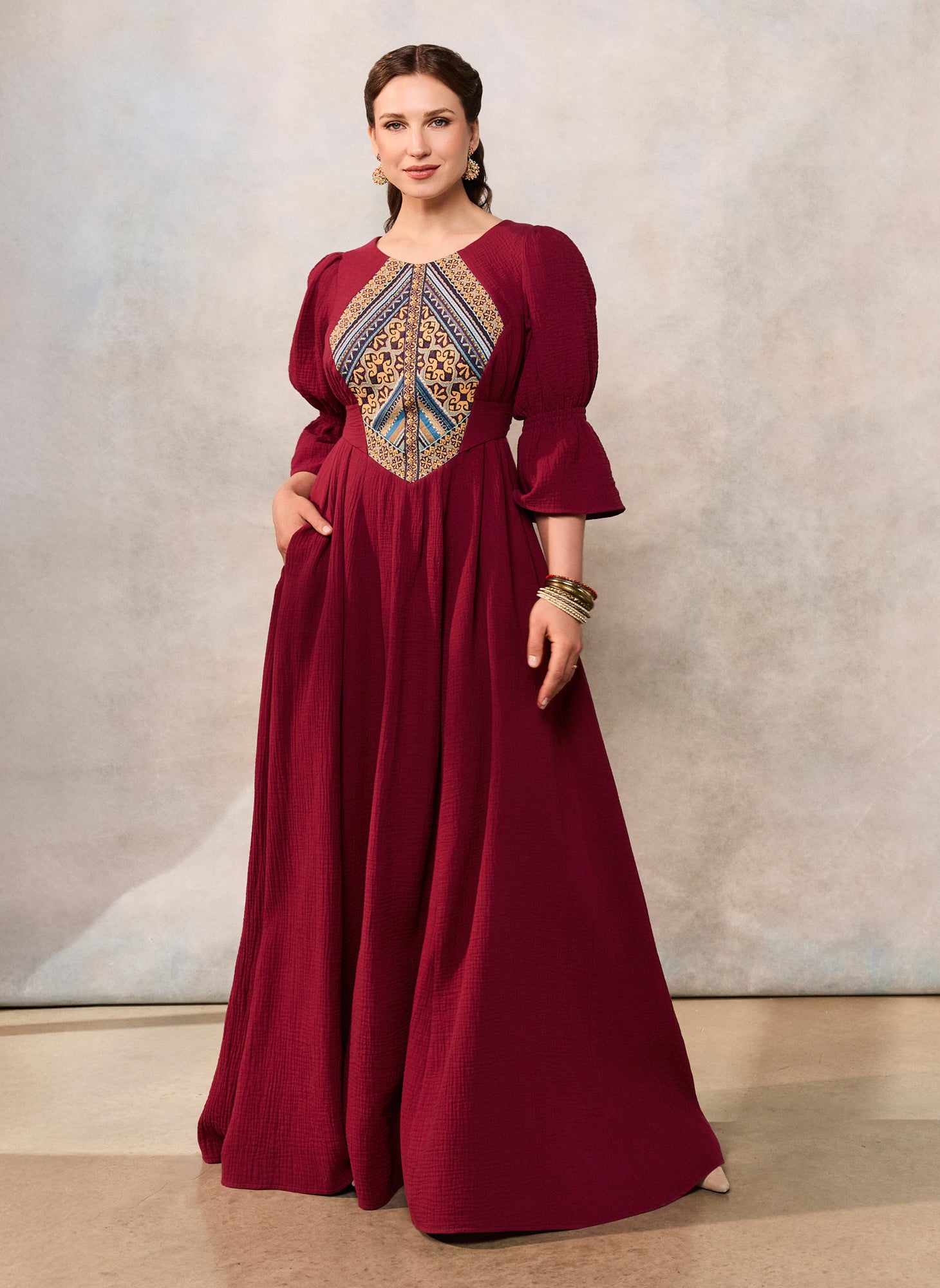 Rochia etno din muselină burgundi și corset românesc din jacquard țesut