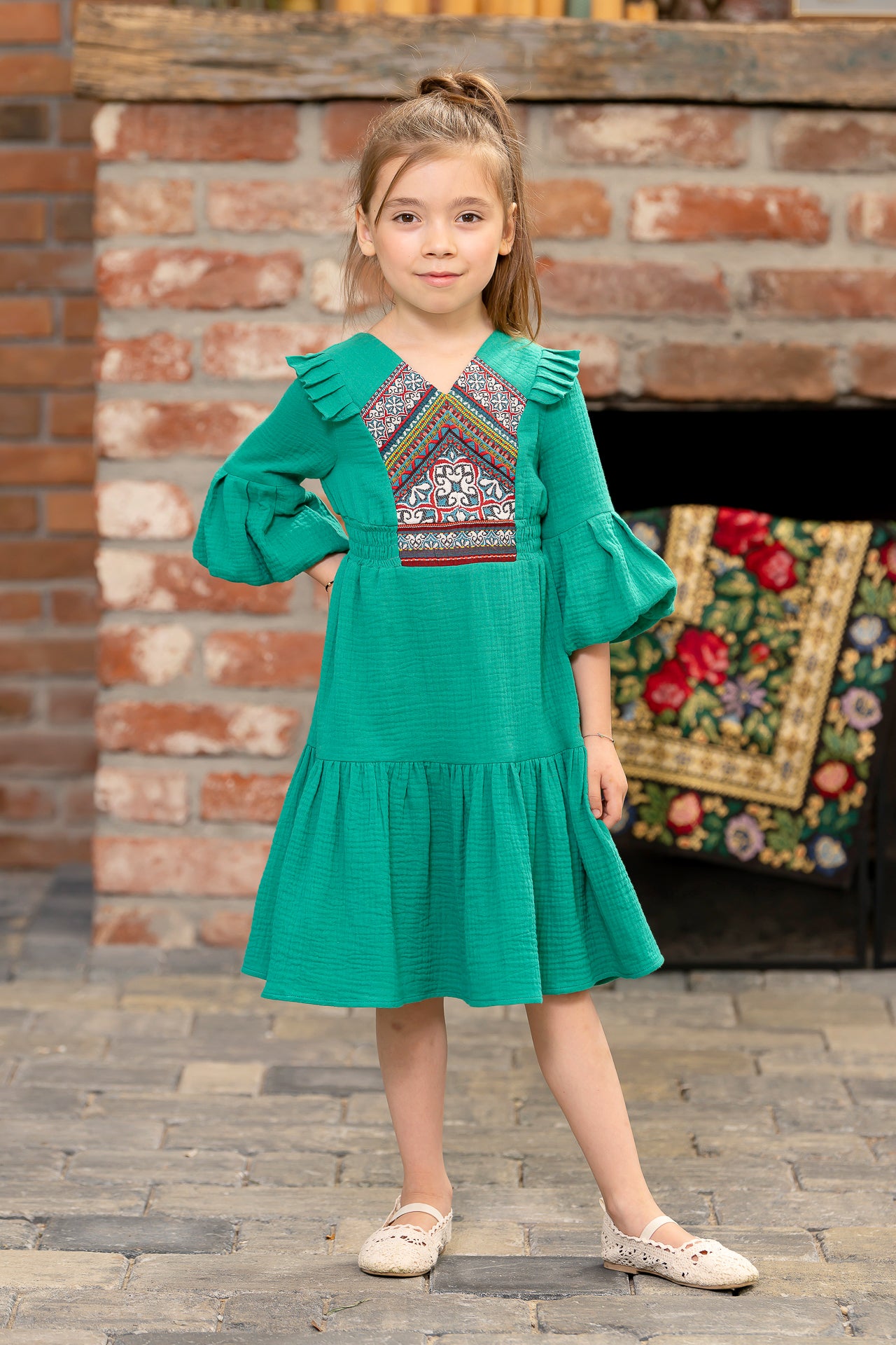 Rochiță de horă pentru fetițe din pânză topită verde cu jacquard etnic țesut 4-7 ani