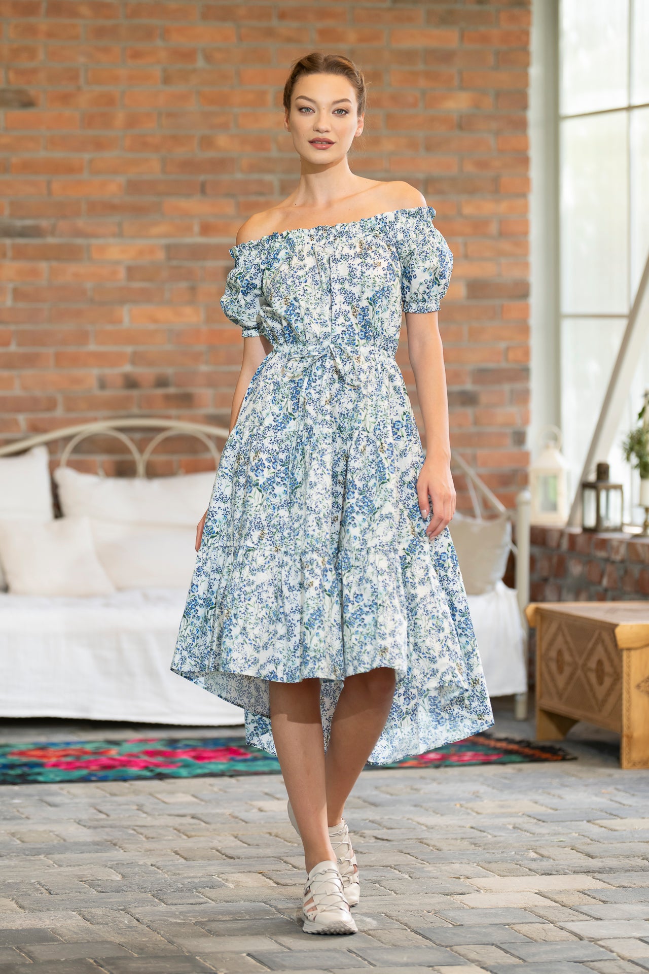 Rochia albă cu flori albastre din bumbac imprimat digital