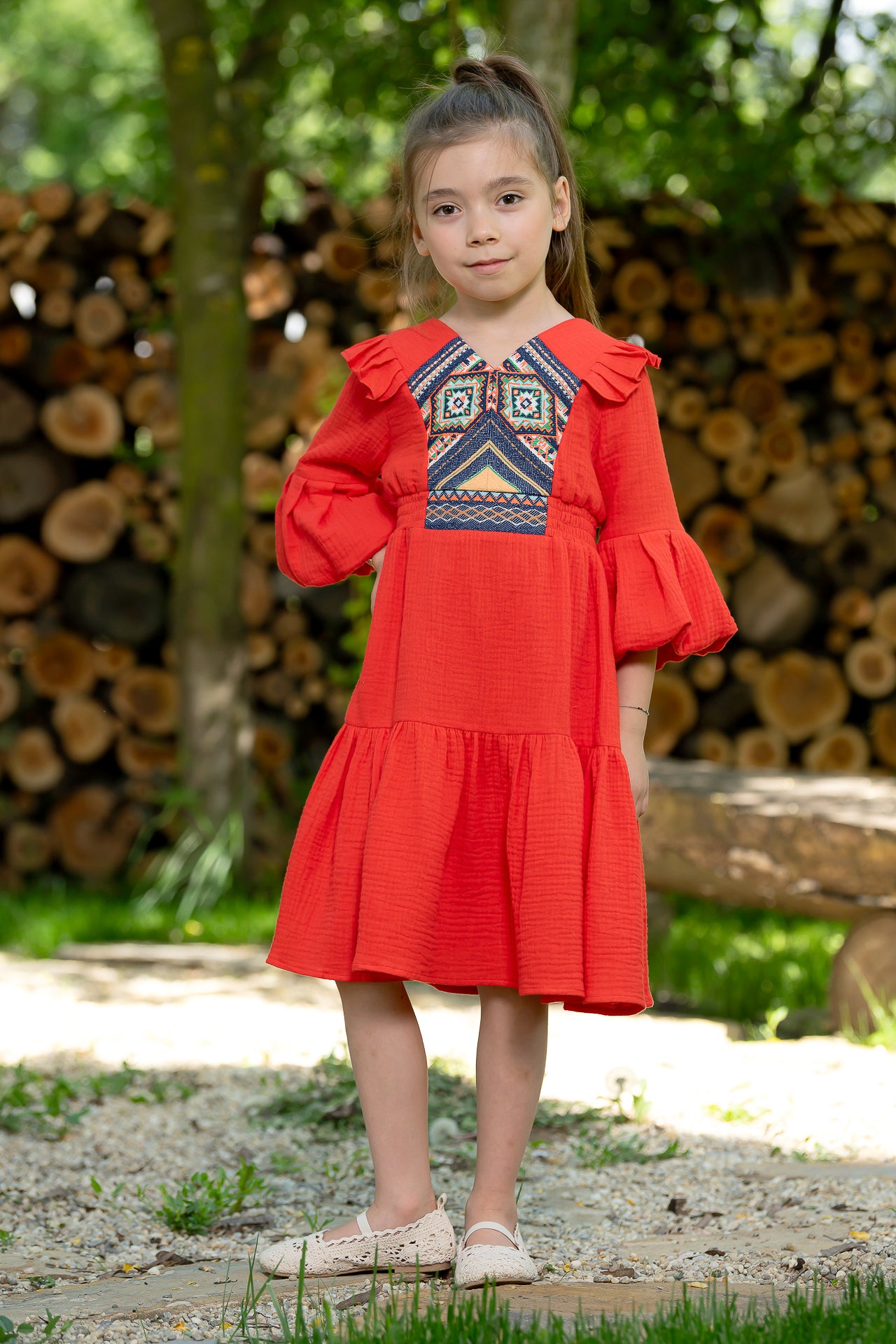 Rochiță pentru fetițe Minodora din pânză topită roșie cu jacquard etnic țesut 4-7 ani