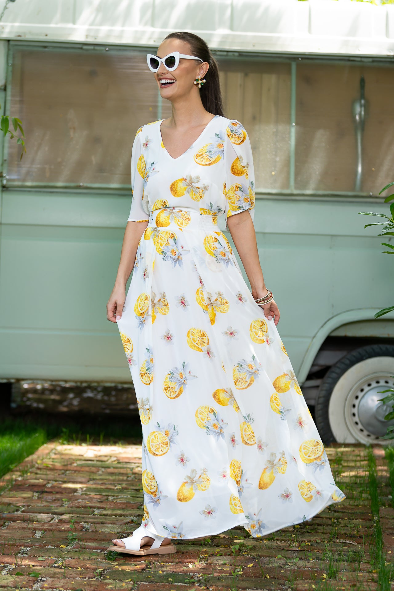 Rochie maxi din voal alb cu imprimeu mediteranean cu lămâi
