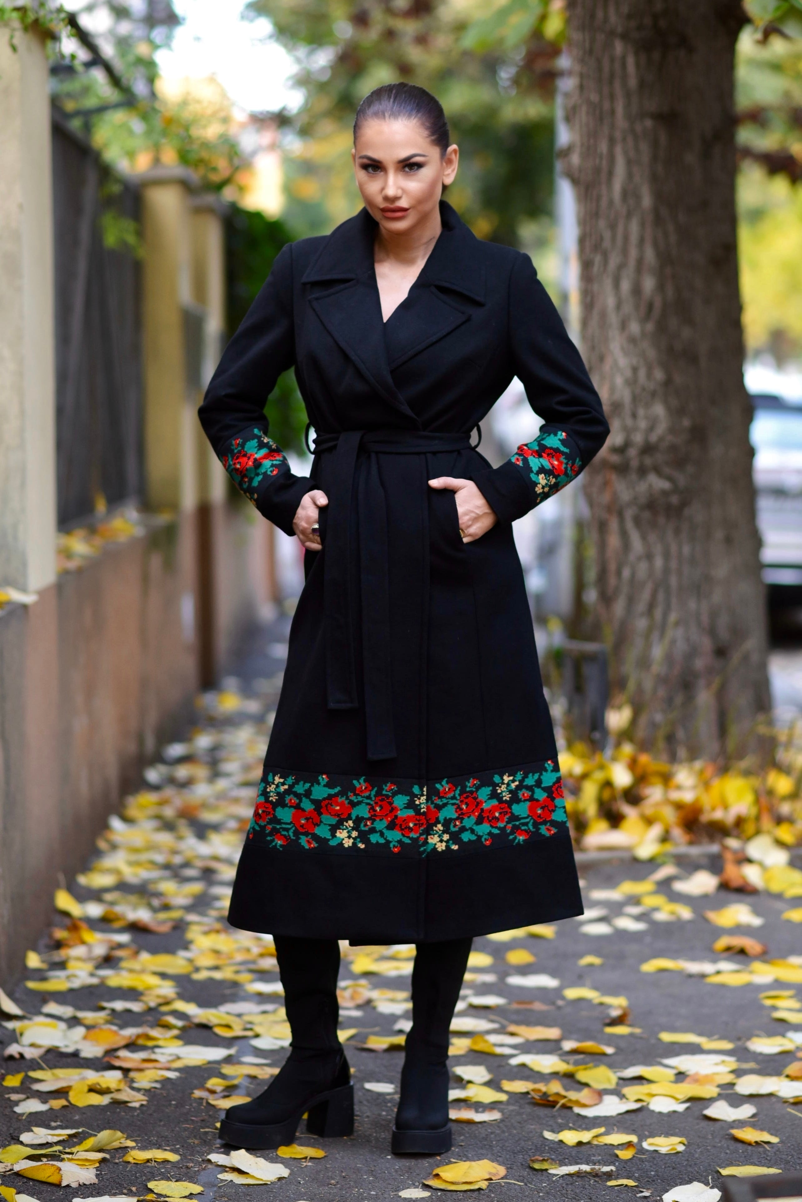 Pardesiu lung din lână cu șlițuri laterale și broderie florală țesută