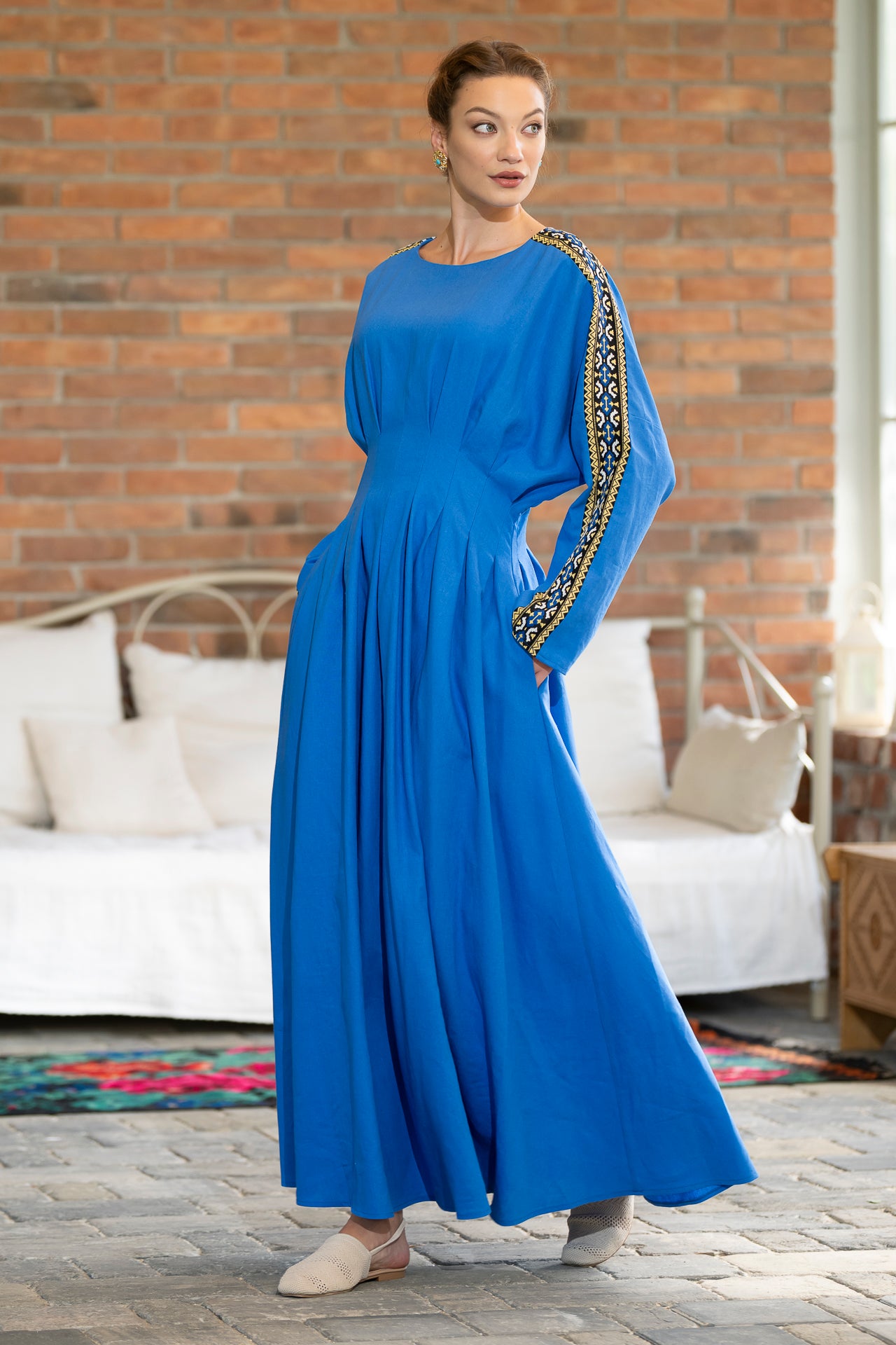Rochia modernă din in albastru regal cu pense cusute manual și jacquard etnic