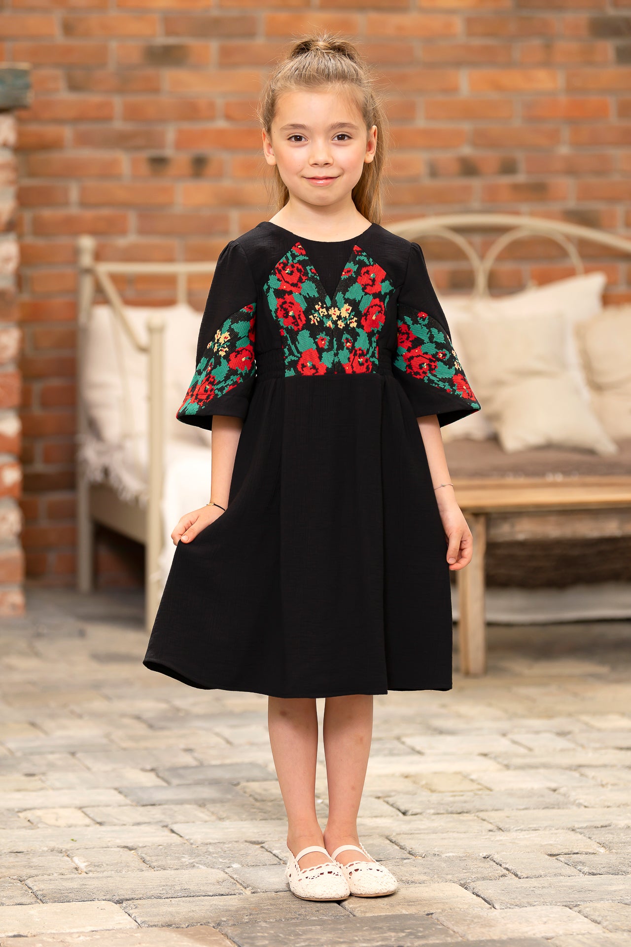 Rochita neagra pentru fetite cu motive traditionale Divna 4-7 ani