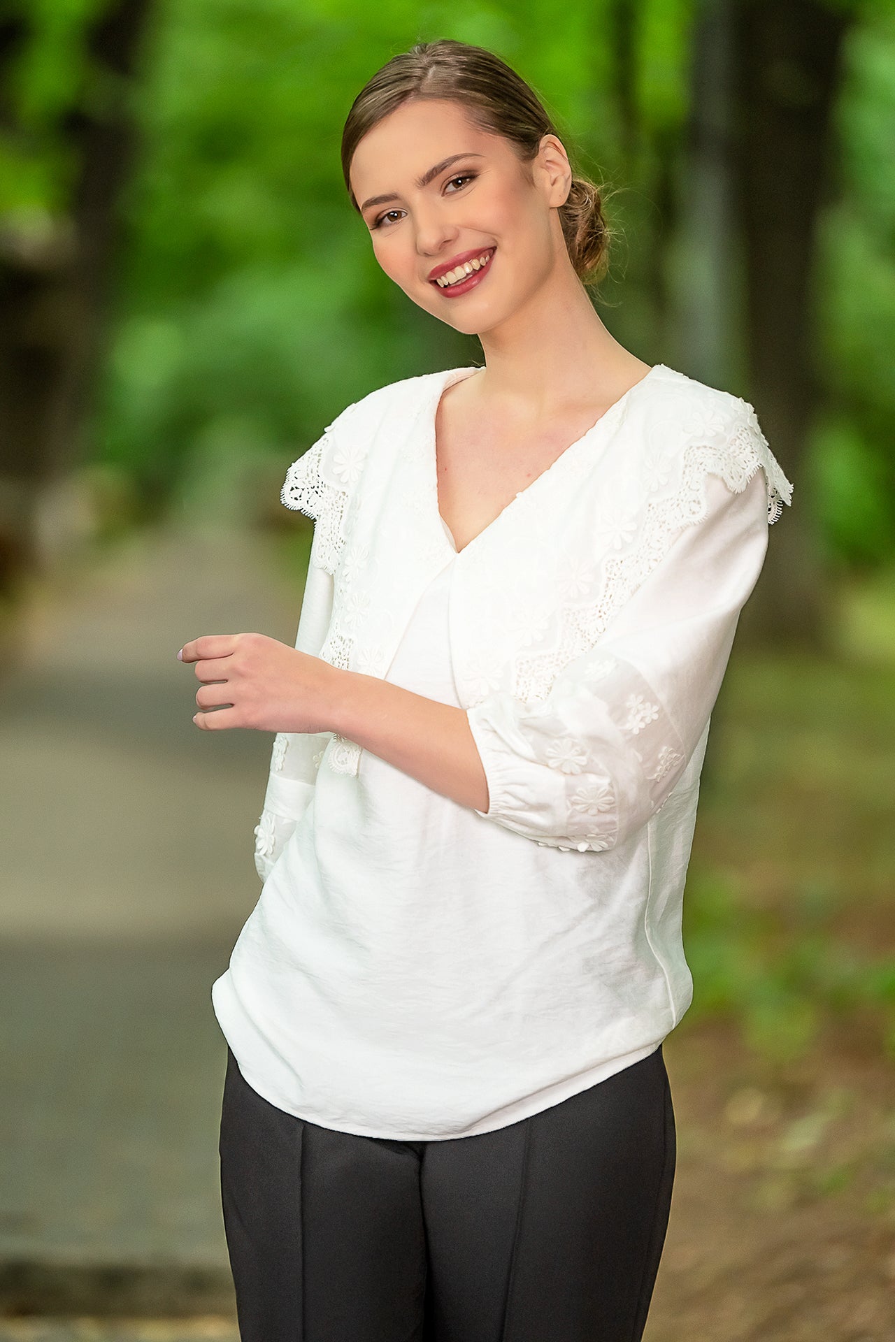 Bluza Alba Cu Guler Din Broderie Tridimensionala