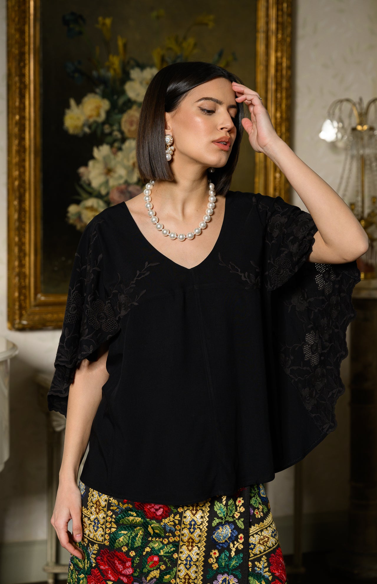 Bluză neagră stil capă cu broderie florală