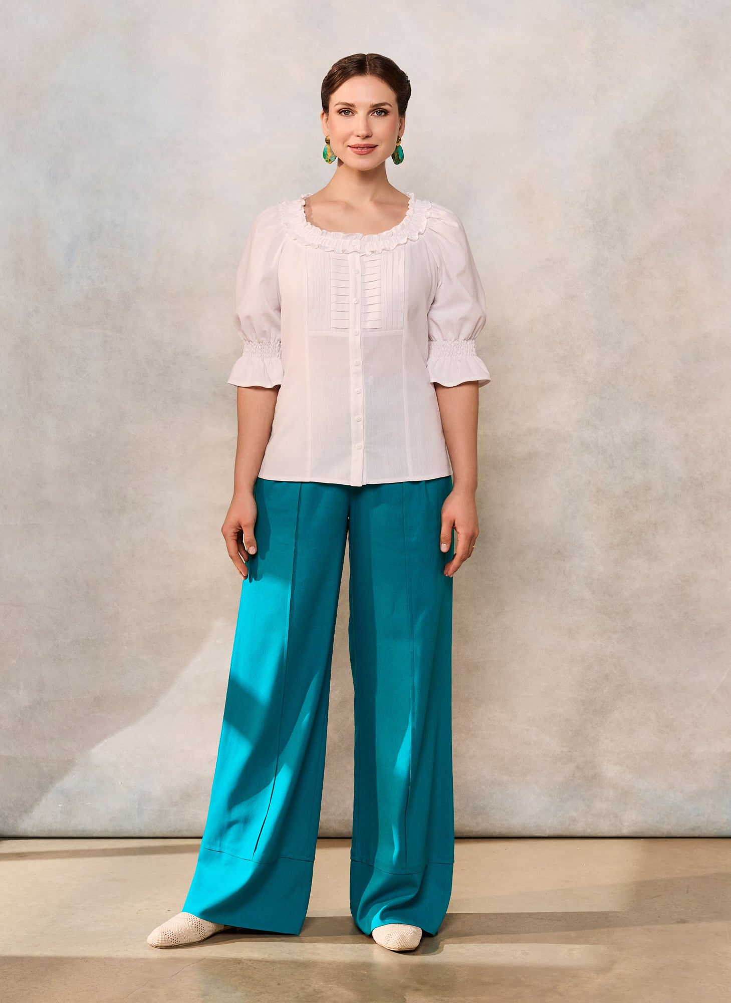 Pantaloni drepți din in turcoaz cu tiv dublu și dungă pe mijloc