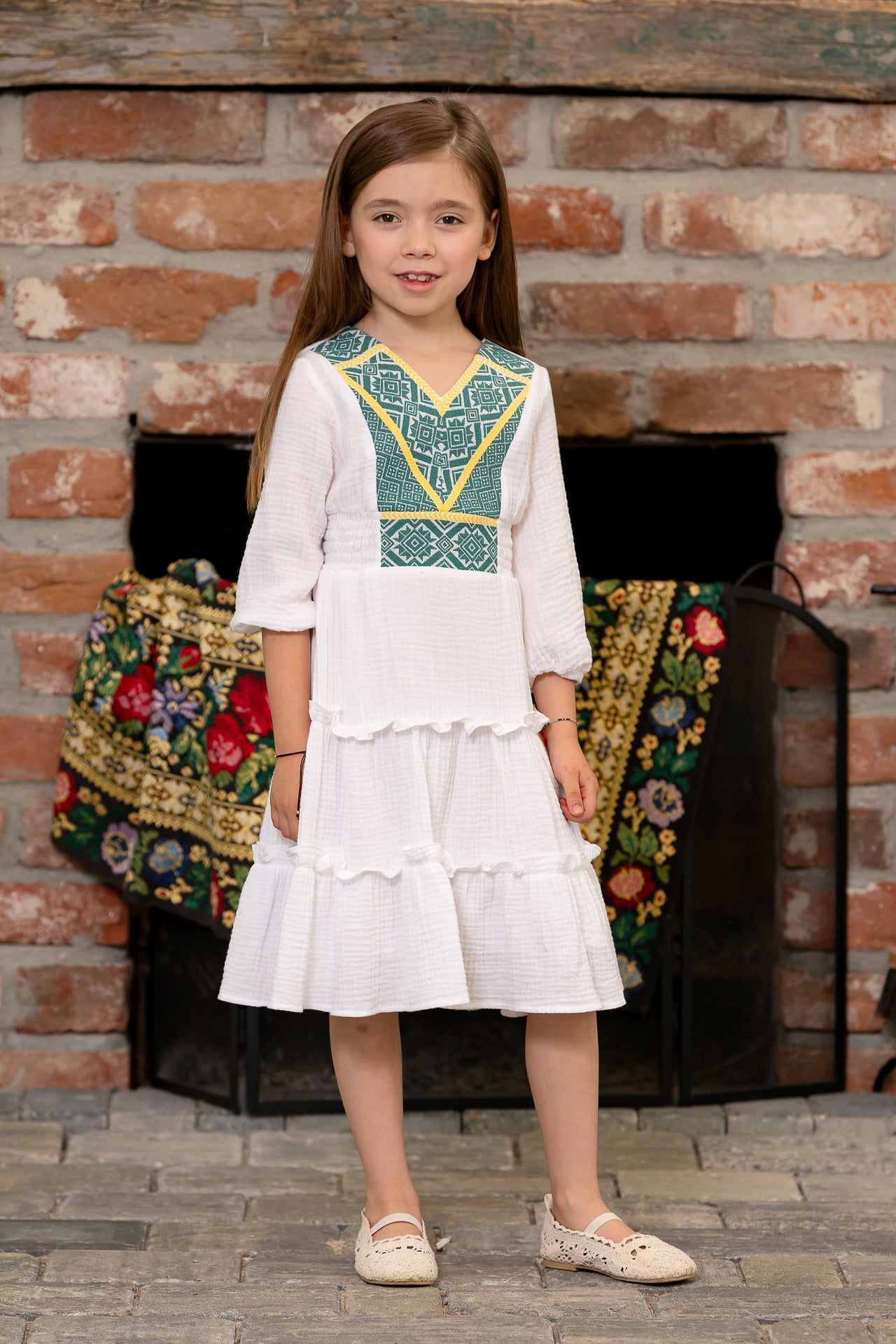 Rochița Viviana pentru fetițe din pânză topită albă cu jacquard etnic țesut cu motive tradiționale