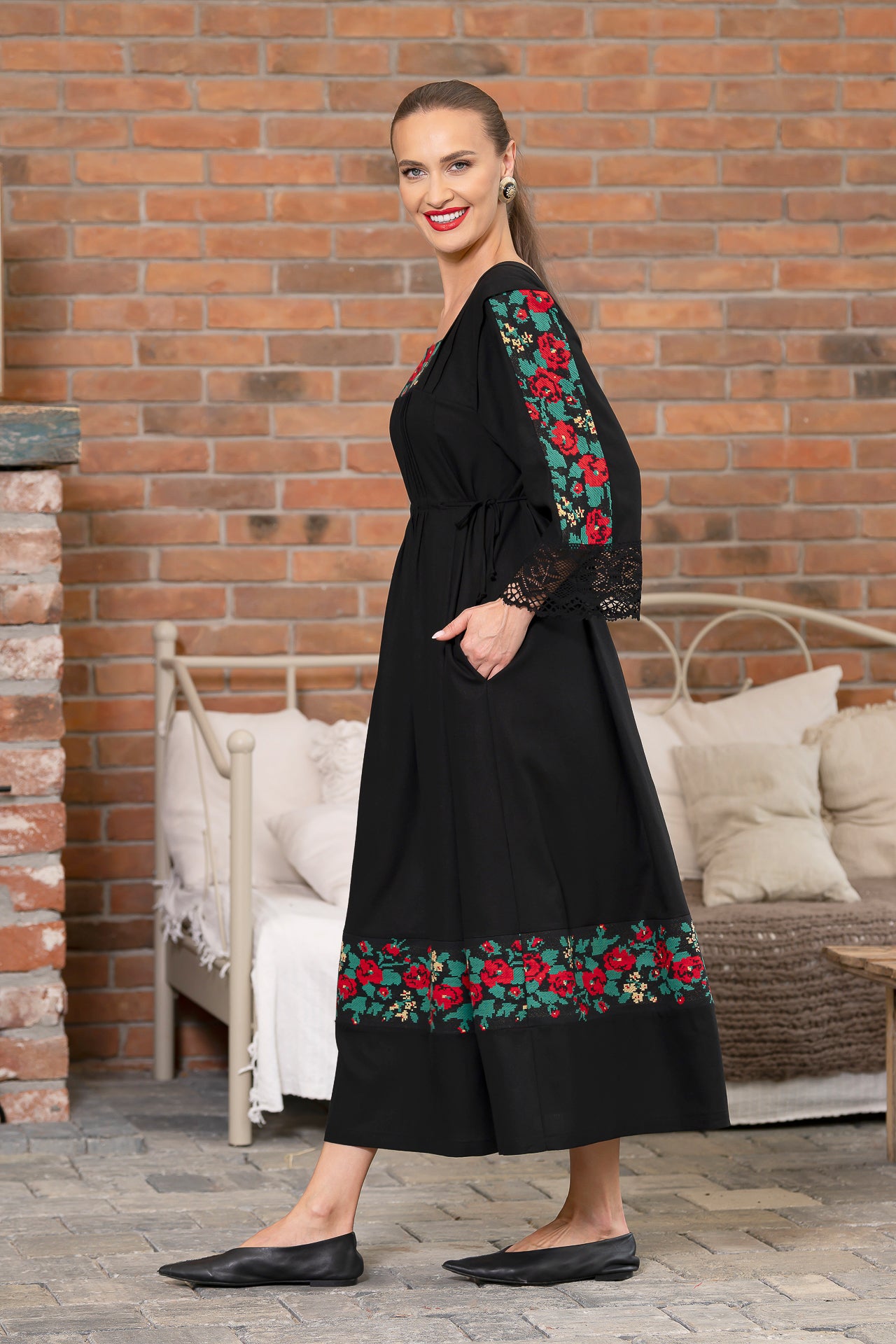 Rochie tradițională din in cu jacquard țesut și dantelă românească