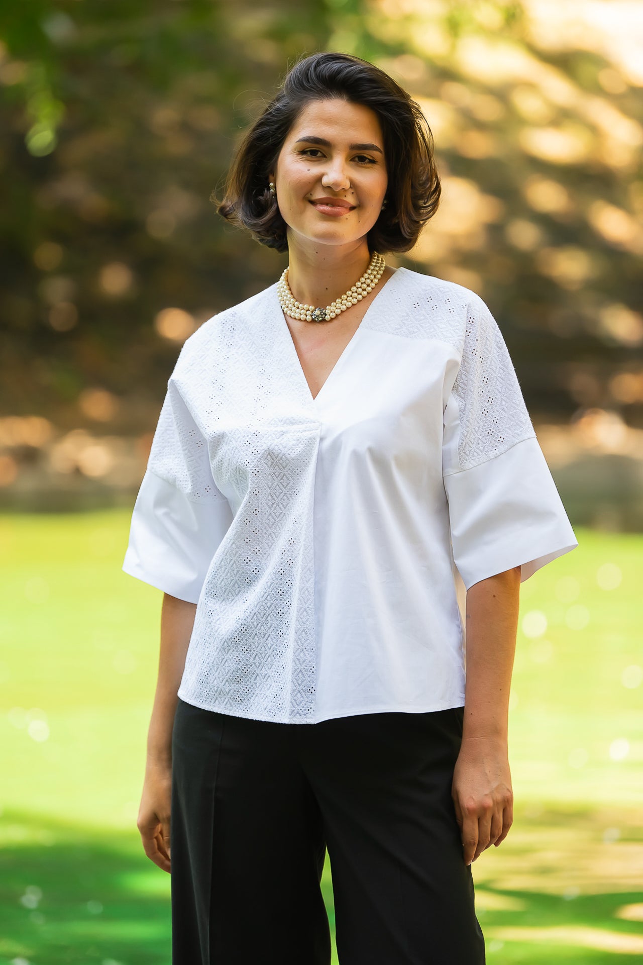 Bluza chimono alba cu broderie asimetrica