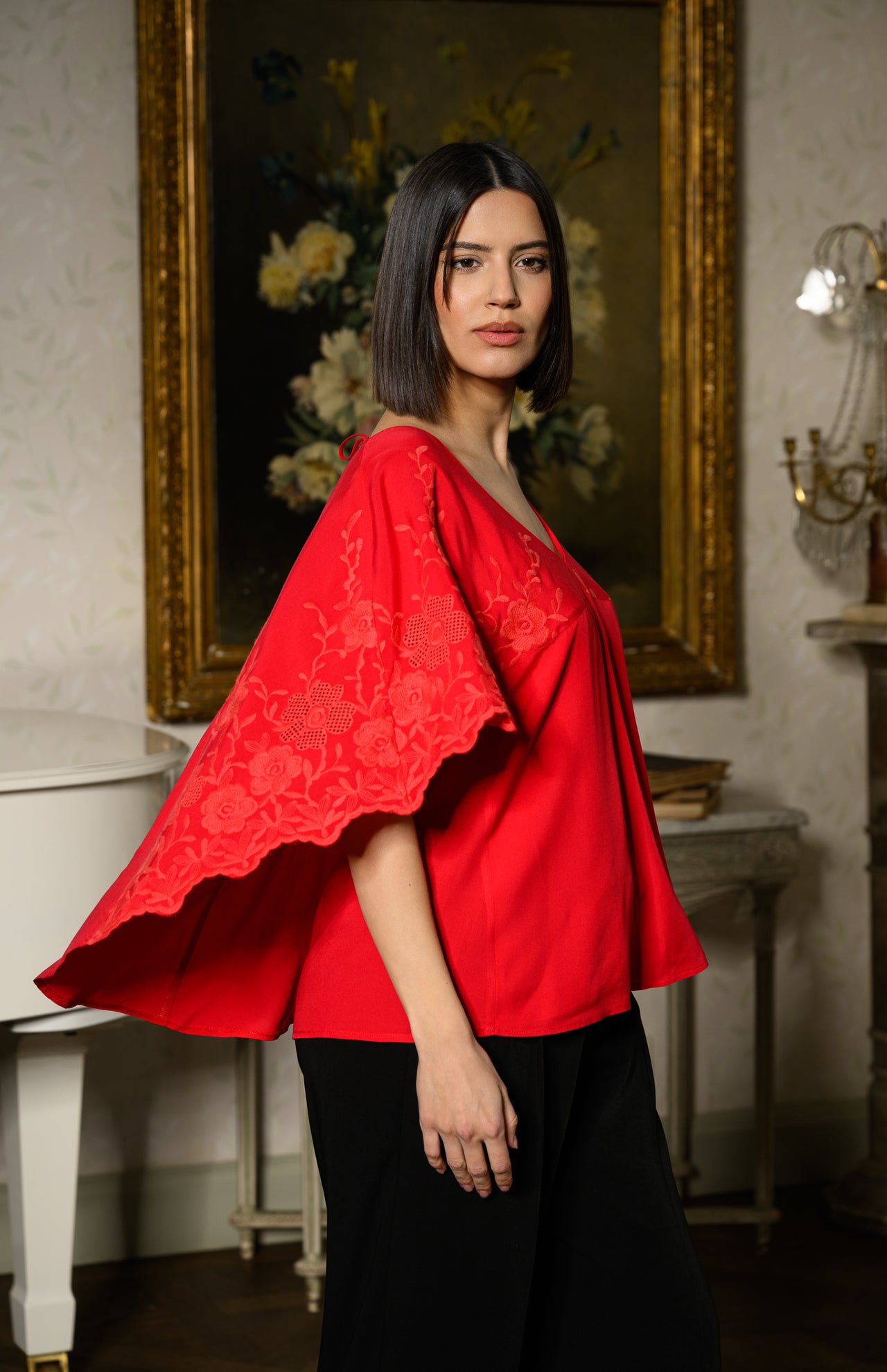 Bluză roșie stil capă cu broderie florală