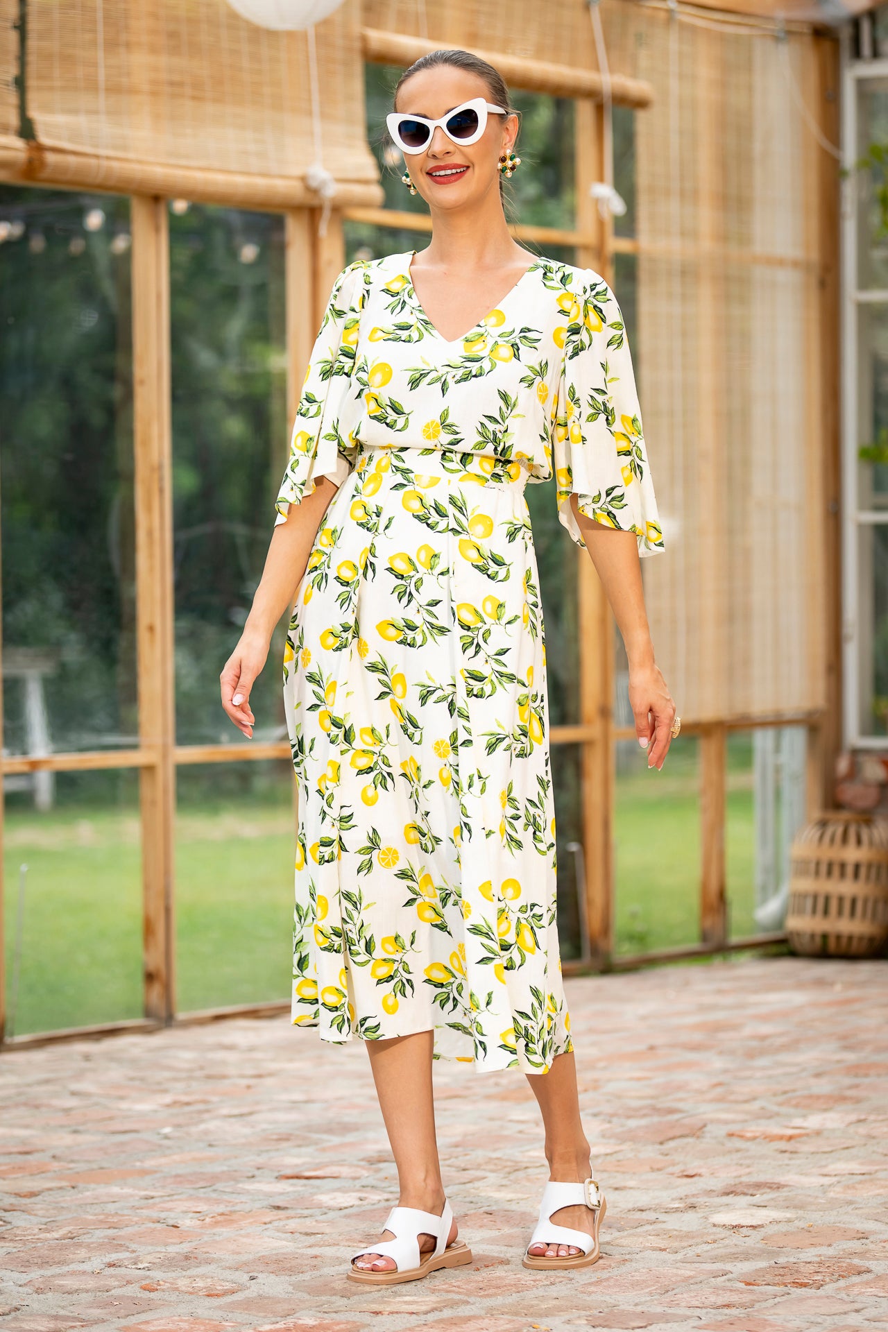 Rochia midi din viscoză albă cu lămâi