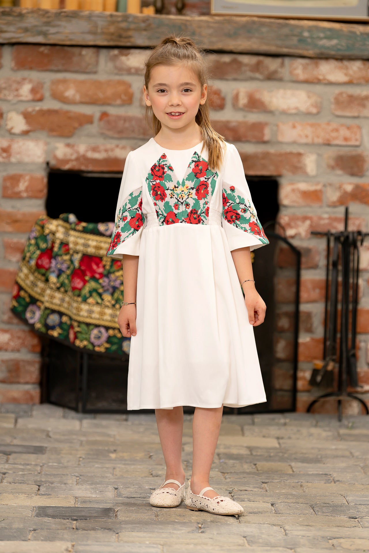 Rochiță albă pentru fetițe cu motive tradiționale Divna 4-7 ani