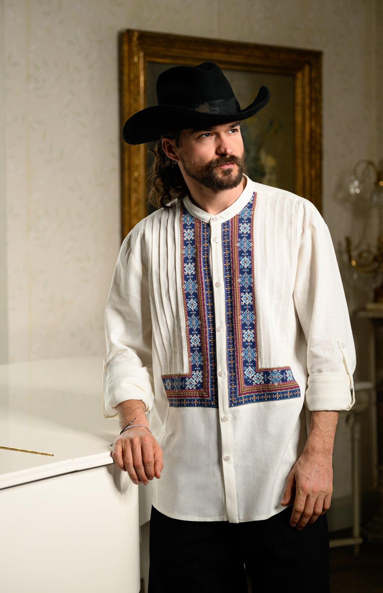 Cămașă stilizată cu vestă din jacquard țesut cu motive tradiționale