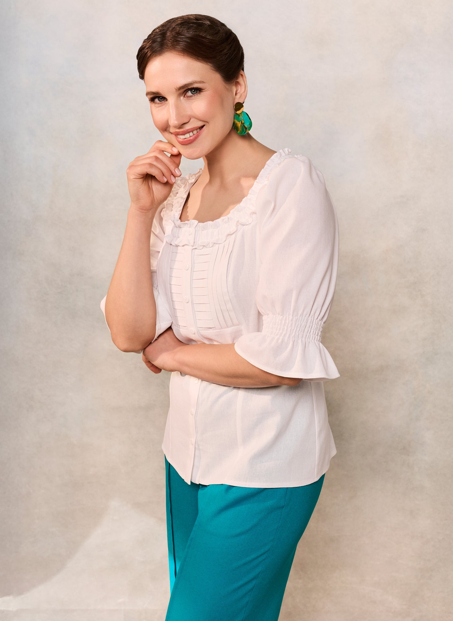 Cămașa albă din in cu detalii cusute manual