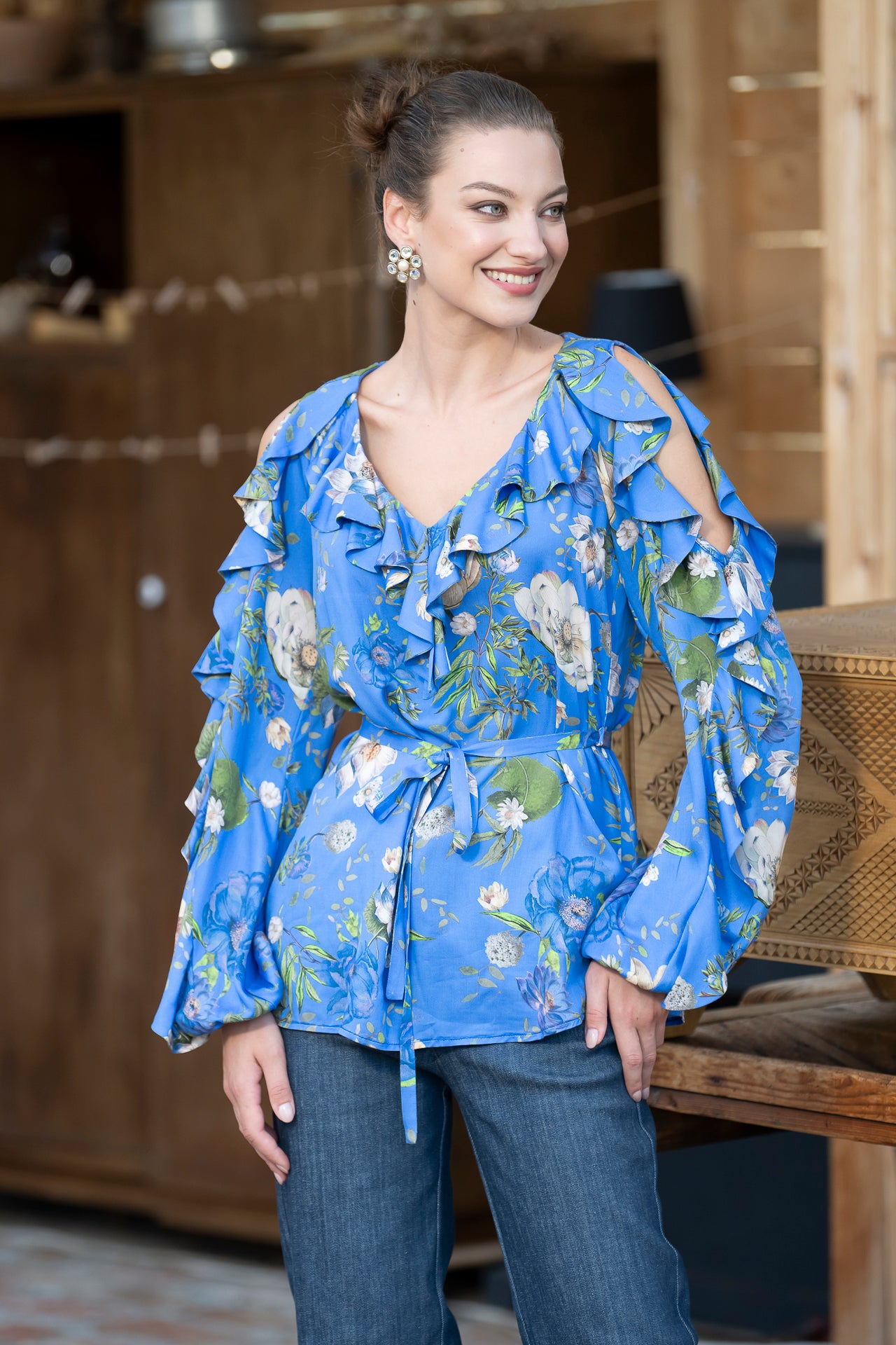 Bluza Carolina albastră cu umeri decupați și volane duble