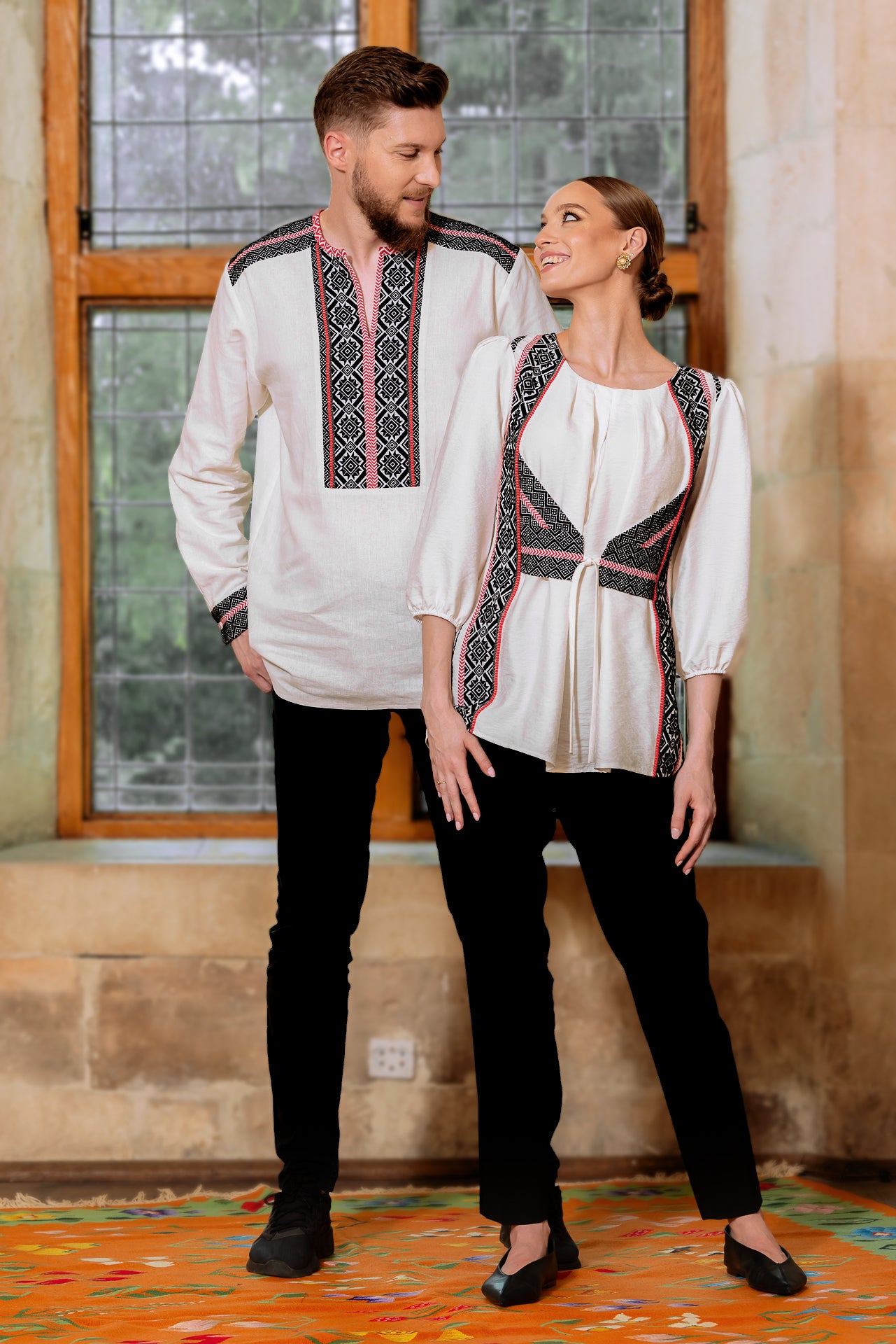 Bluza alba cu pieptar tesut negru