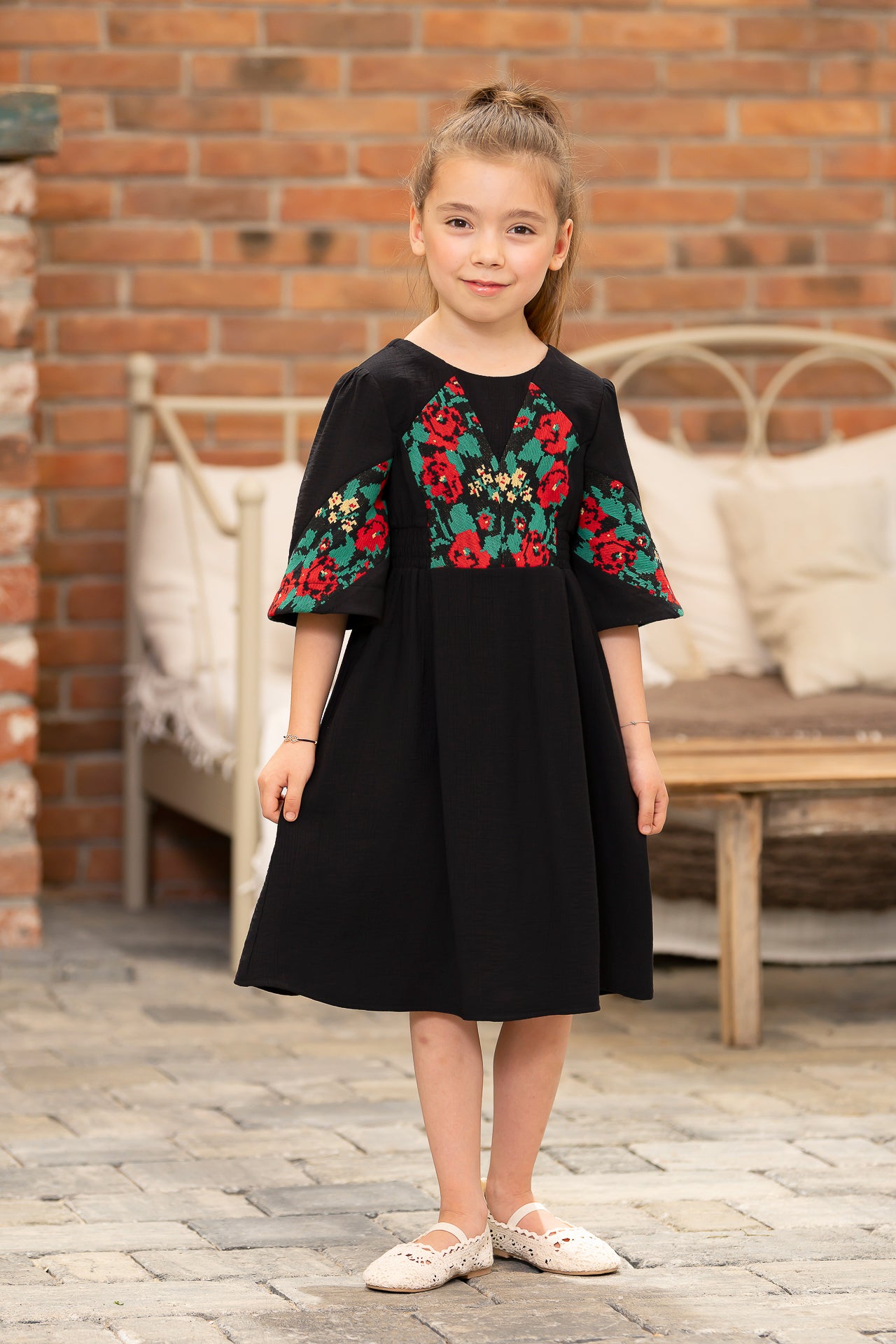 Rochita neagra pentru fetite cu motive traditionale Divna 8-11 ani