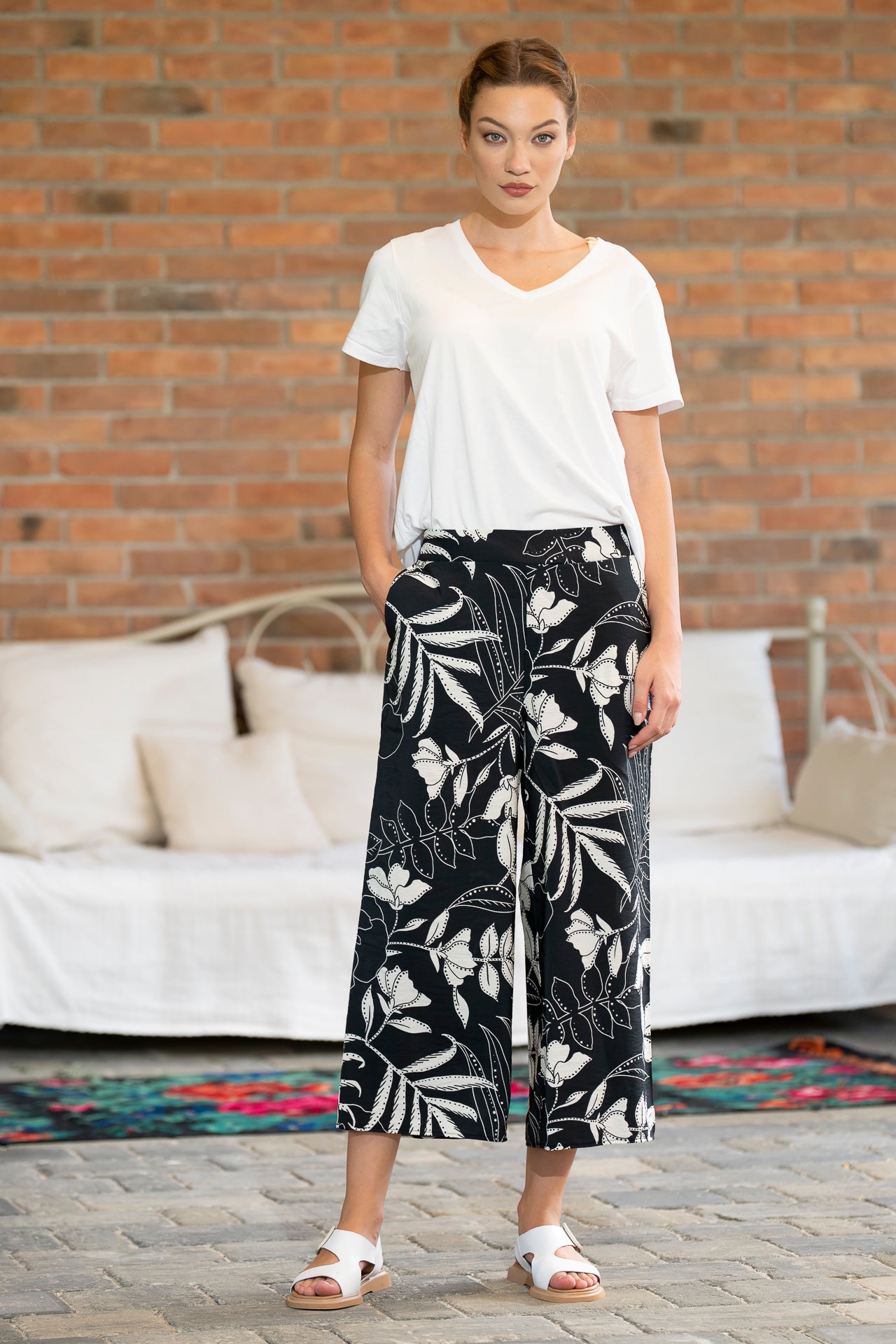 Pantaloni negri din viscoză cu flori