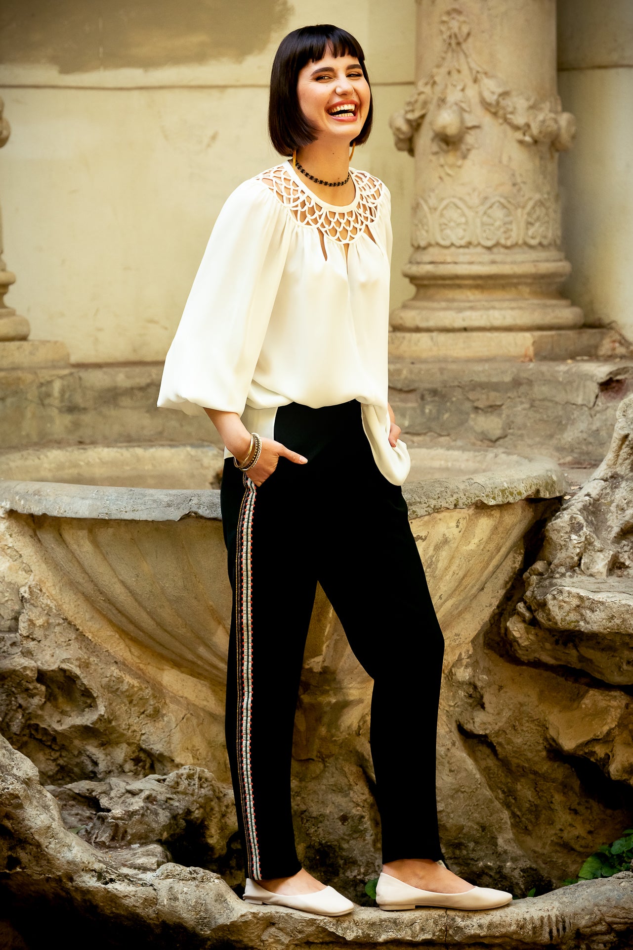 Pantaloni Conici din Stofa Neagra cu Banda Laterala din Jacquard Geometric