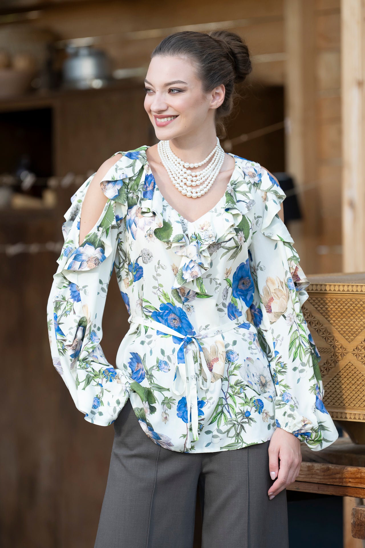 Bluza Carolina ivoar cu umeri decupați și volane duble