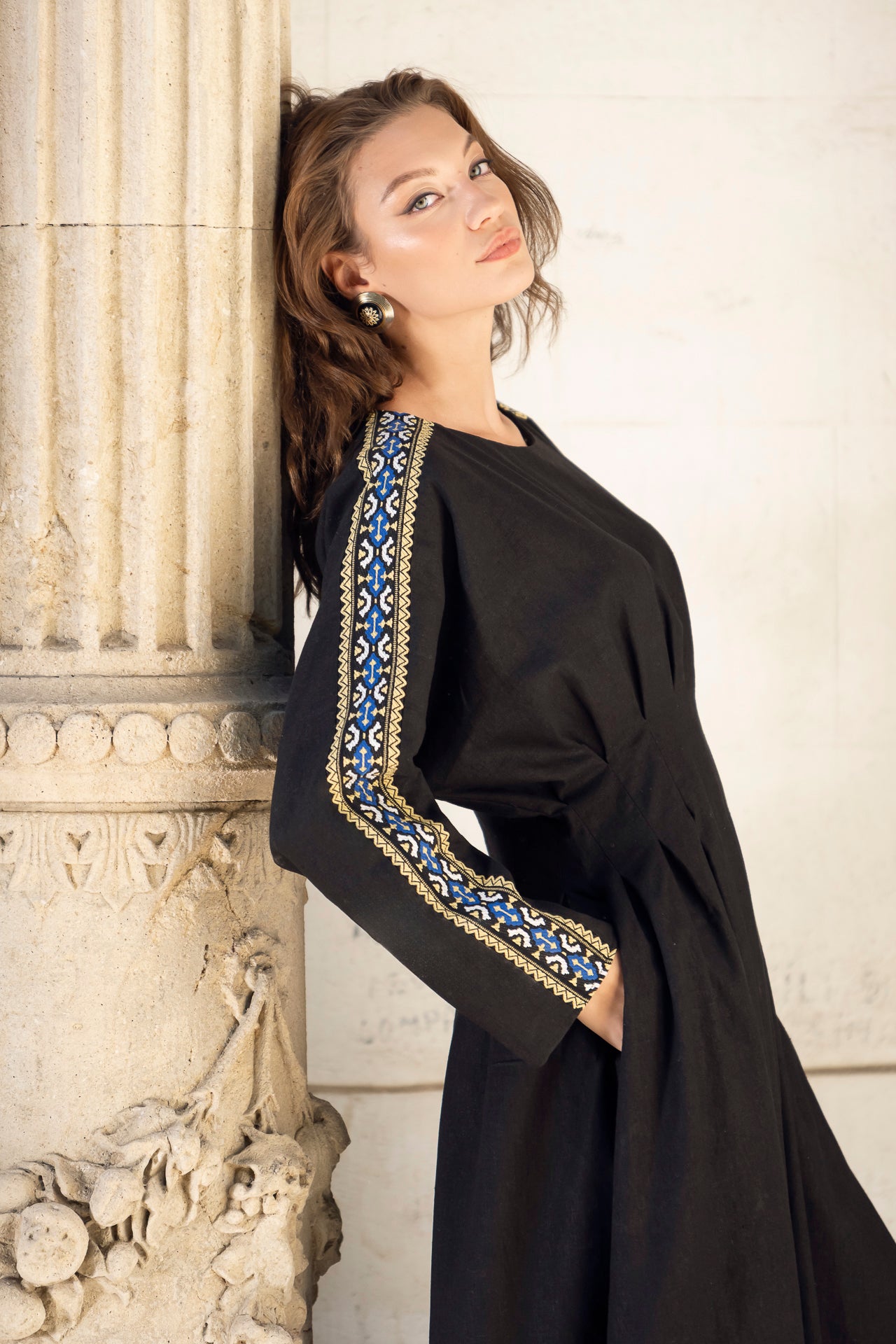 Rochia modernă din in negru cu pense cusute manual și jacquard etnic țesut cu motive tradiționale