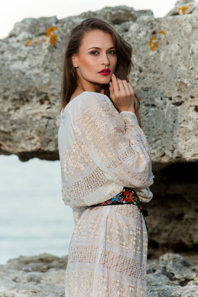 Rochie Ie Traditionala Romaneasca cu Matase Aurie Brodata Manual Motivul Matase