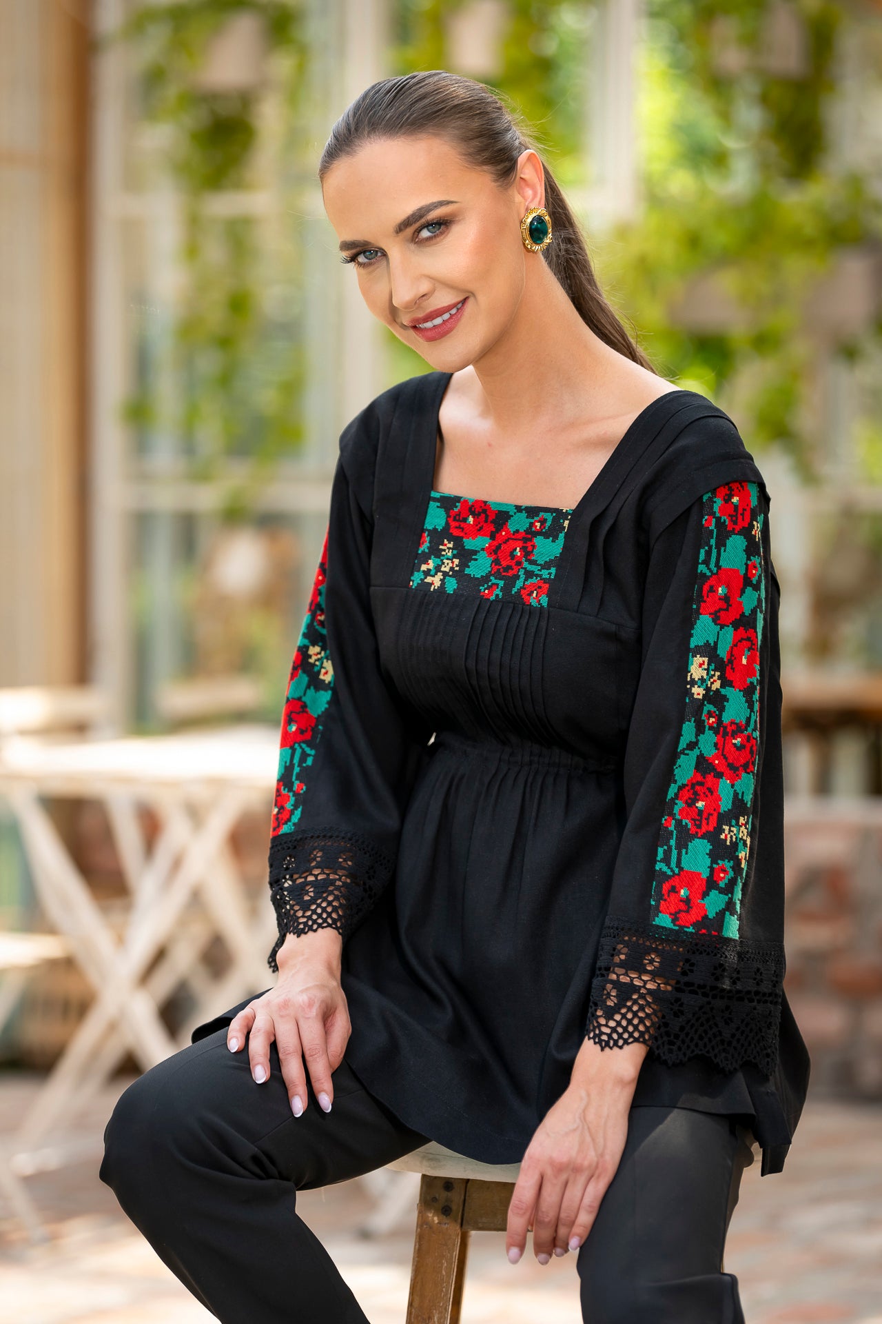 Bluză stilizată din in cu dantelă tradițională și jacquard țesut