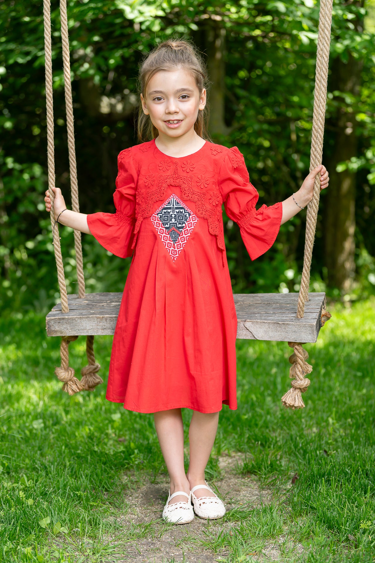 Rochiță roșie pentru fetițe din batist de bumbac. jacquard etnic și broderie tridimensională 8-11 ani