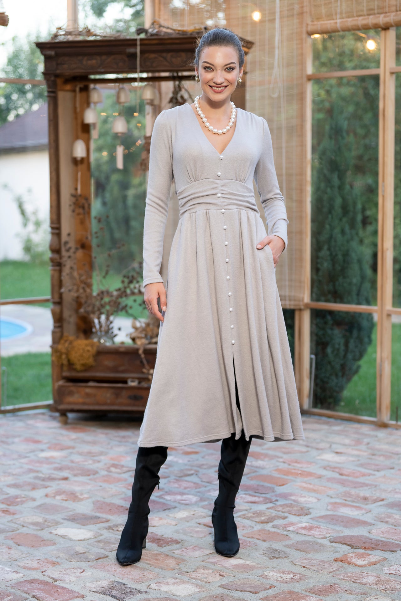 Rochia Kira din tricot gri cu nasturi tip perlă