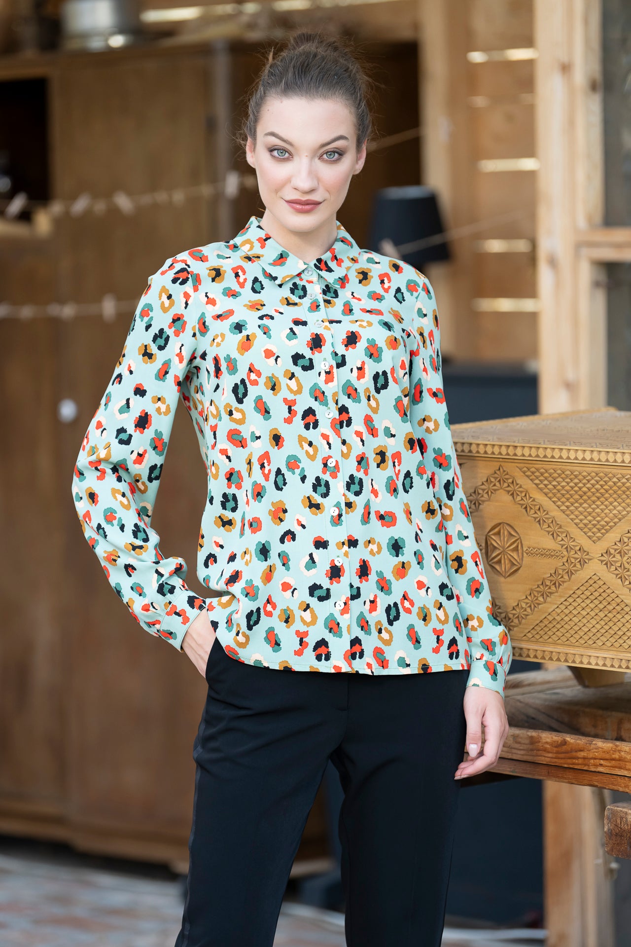 Cămașa animal print pictural în verde mentă