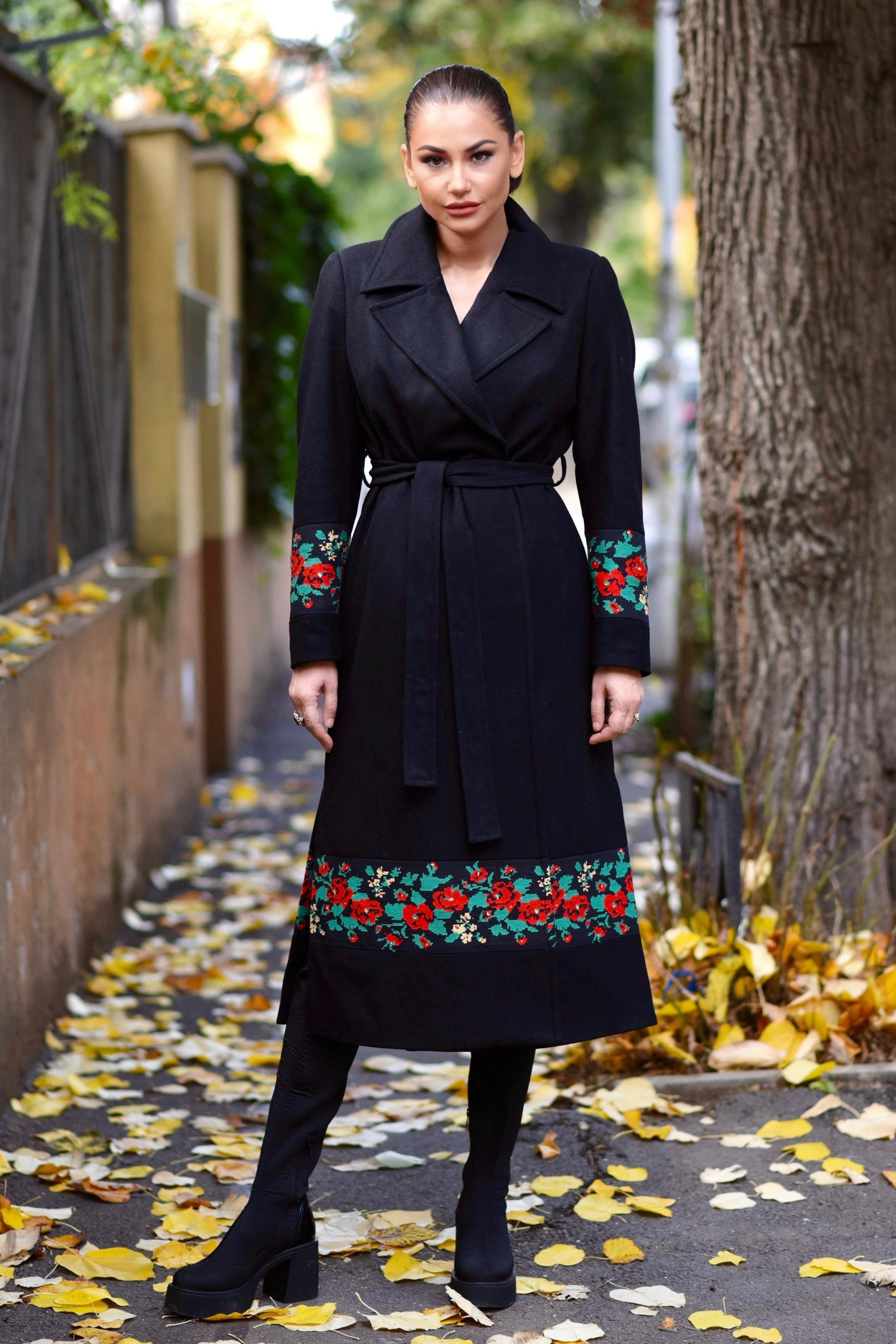 Pardesiu lung din lână cu șlițuri laterale și broderie florală țesută