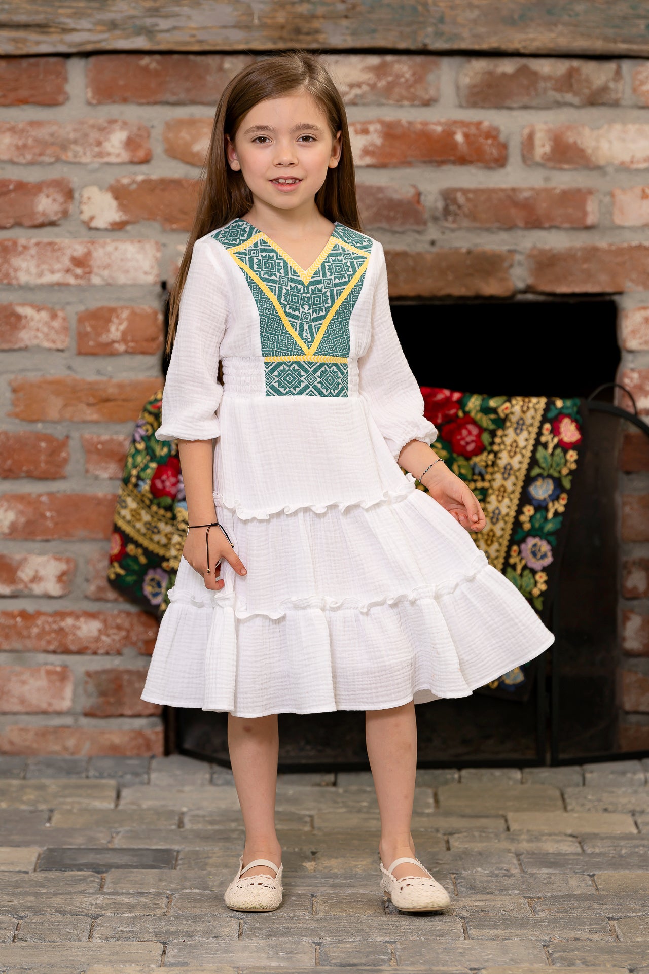 Rochița Viviana pentru fetițe din pănză topită albă cu jacquard etnic țesut cu motive tradiționale