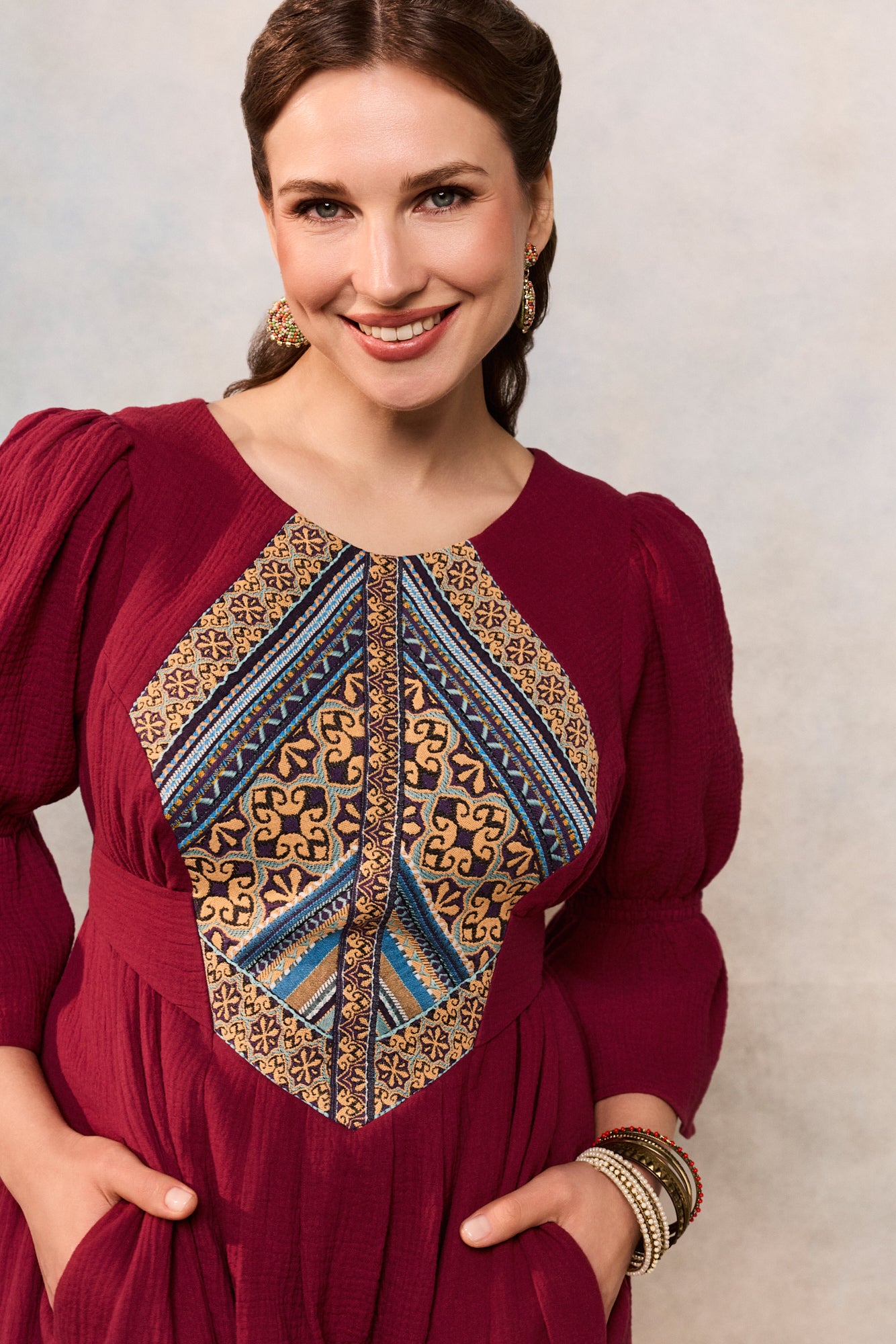 Rochia etno din muselină burgundi și corset românesc din jacquard țesut