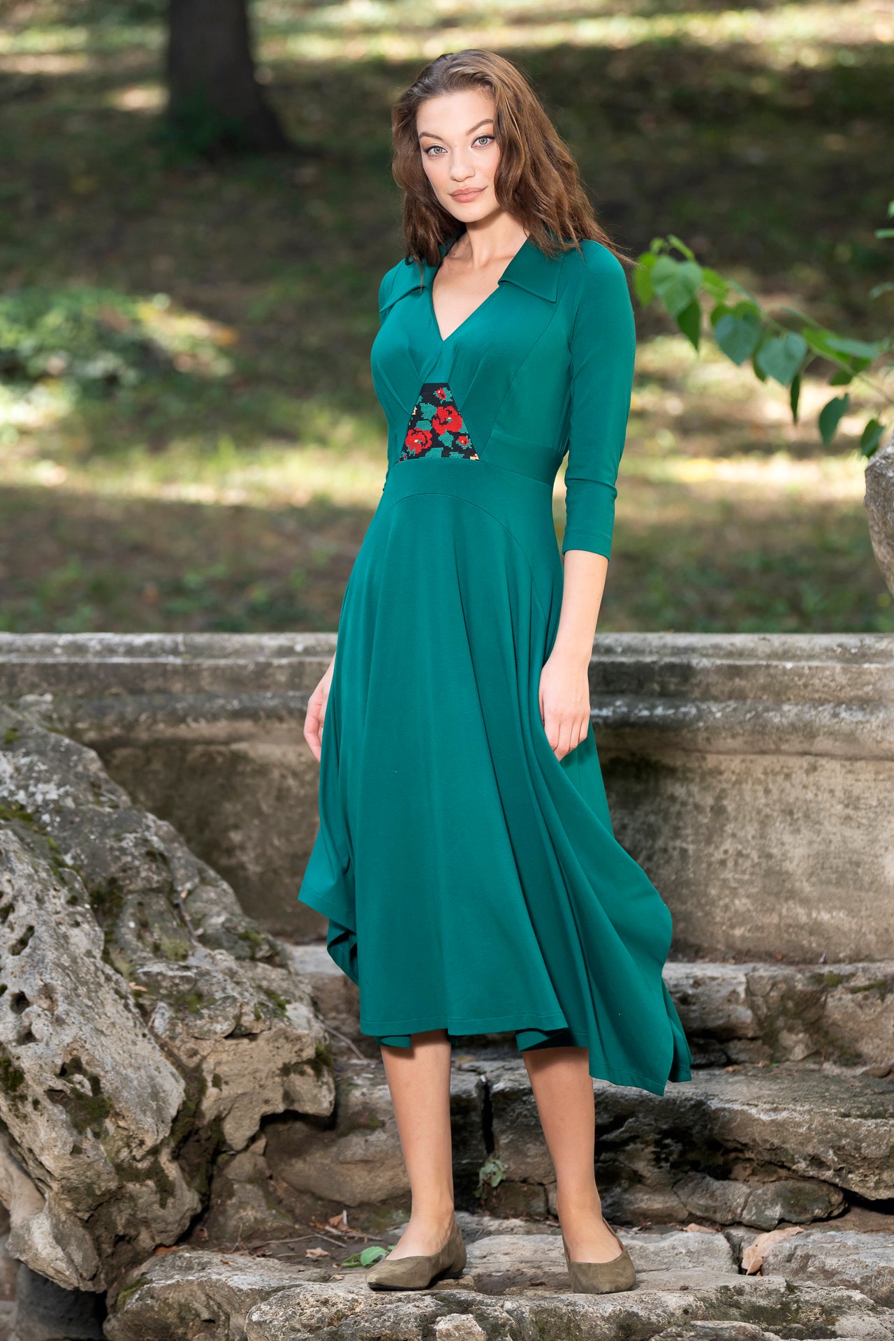 Rochia verde din jerseu cu guler și jacquard floral