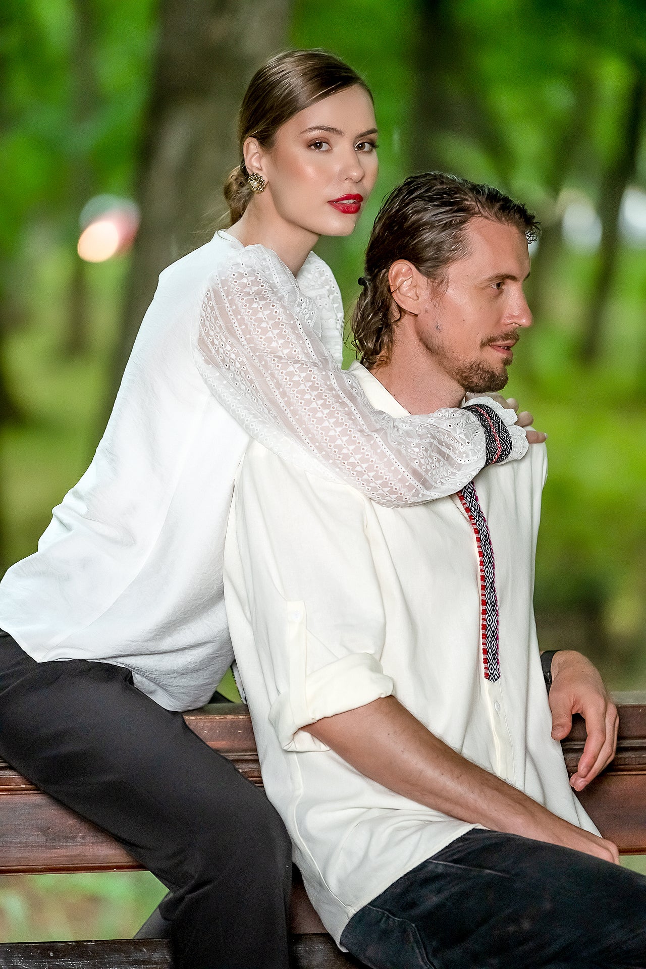 Camasa alba pentru barbati cu jacquard rosu si negru