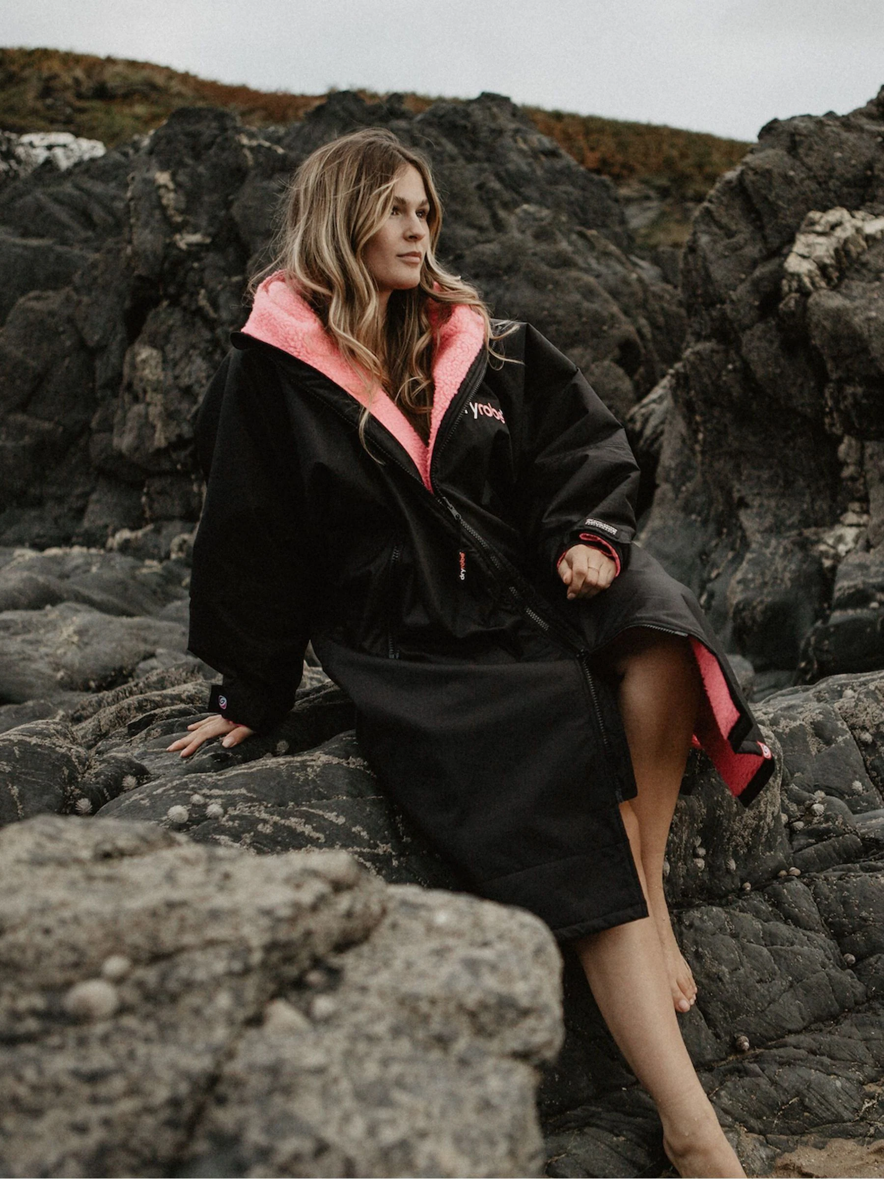 dryrobe Black/Pink Advance Adult Long Sleeve Changing Coats