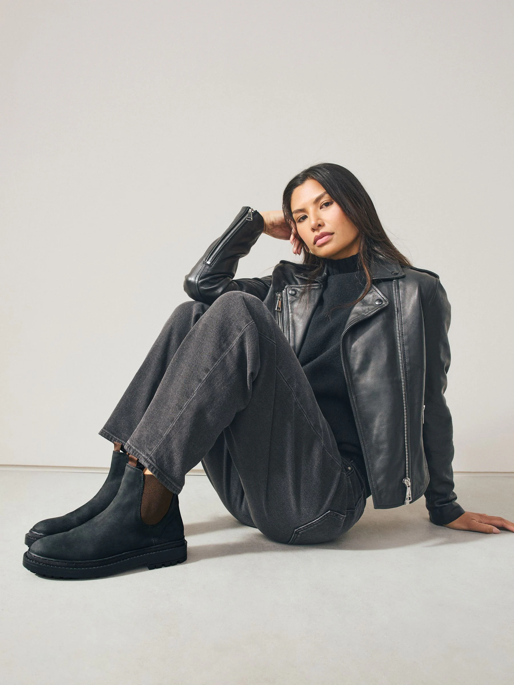 Black Oiled Leather Forever Comfort® Round Toe Chelsea Boots